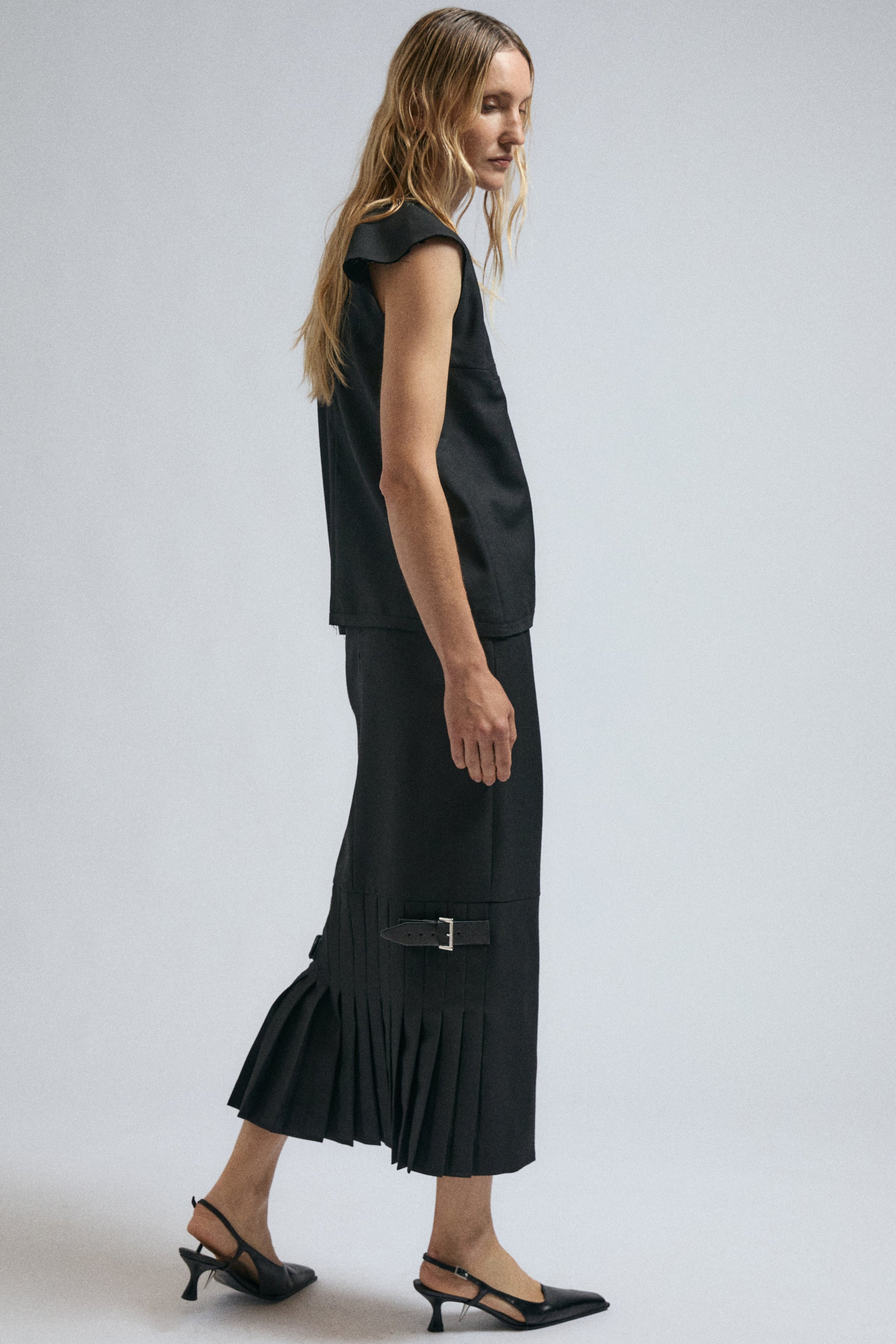 Convex skirt black