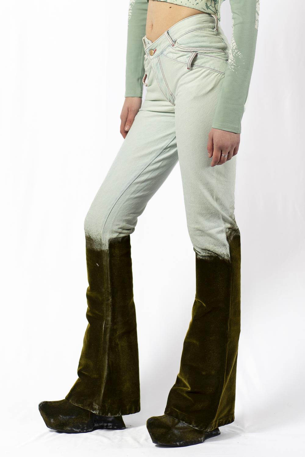 Golden Mud 
V-Shape Bias 
Cut Jeans