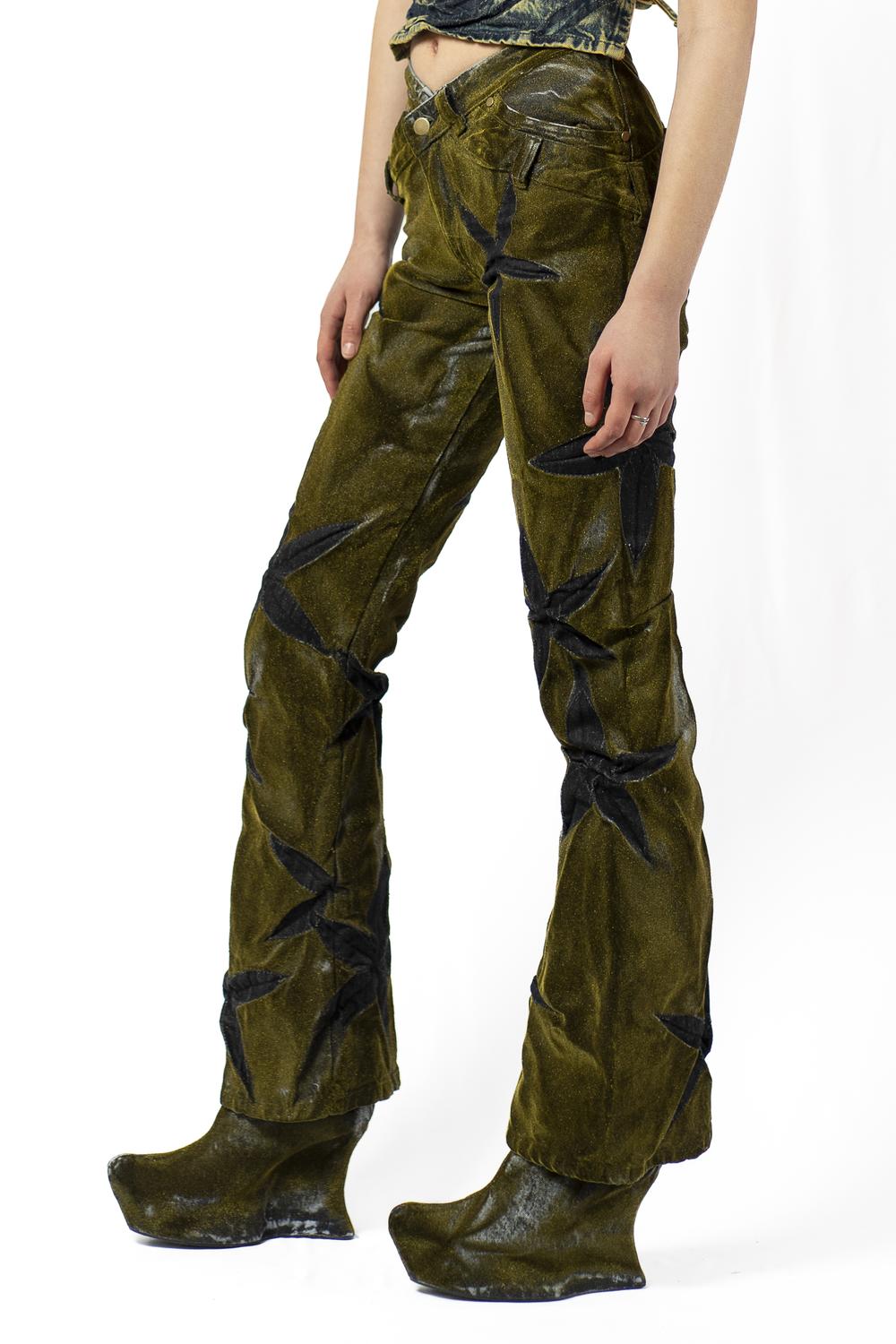 Gold Flower 
V-Shape Bias 
Cut Jeans