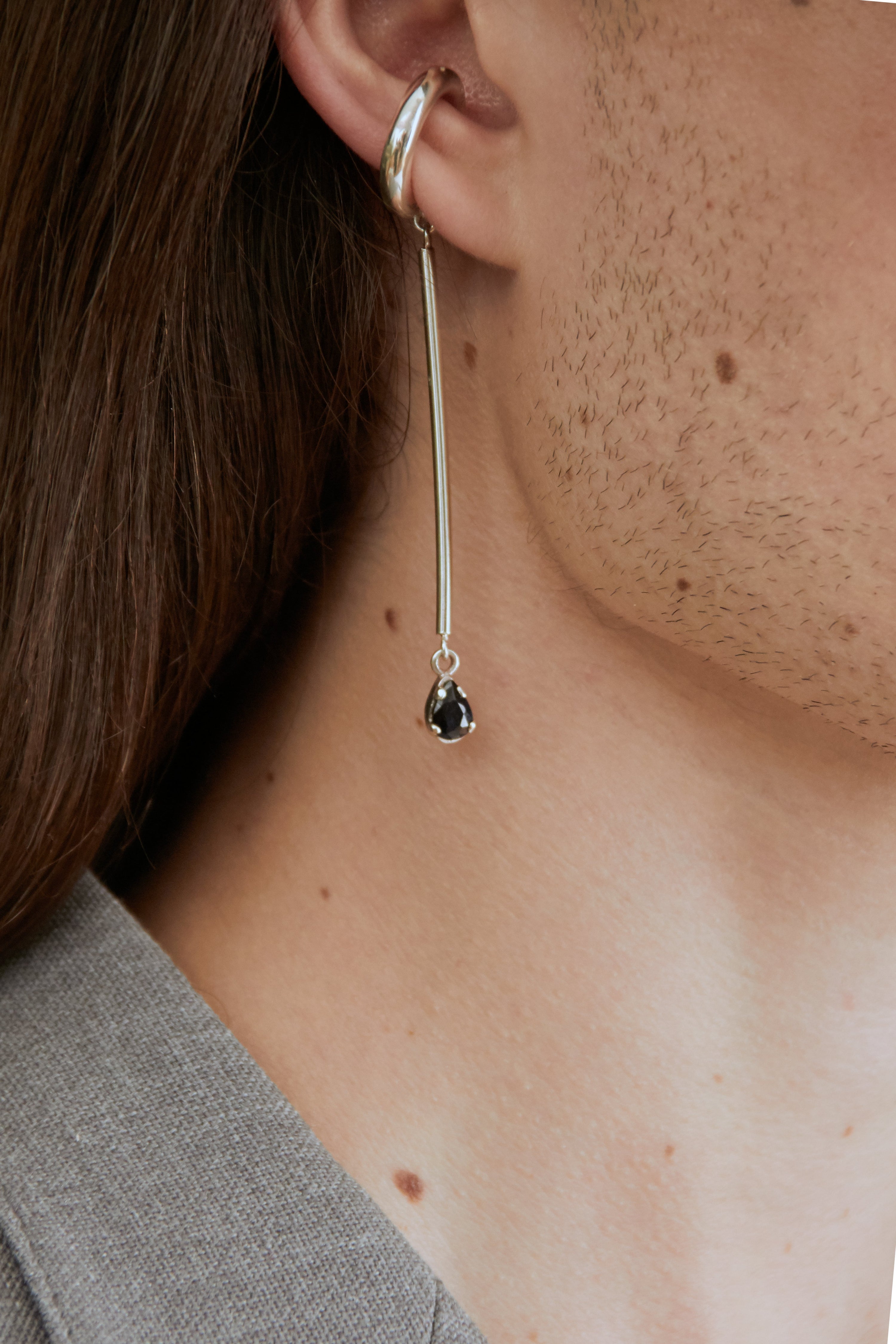 Charlotte ear-cuff  bar & sapphire