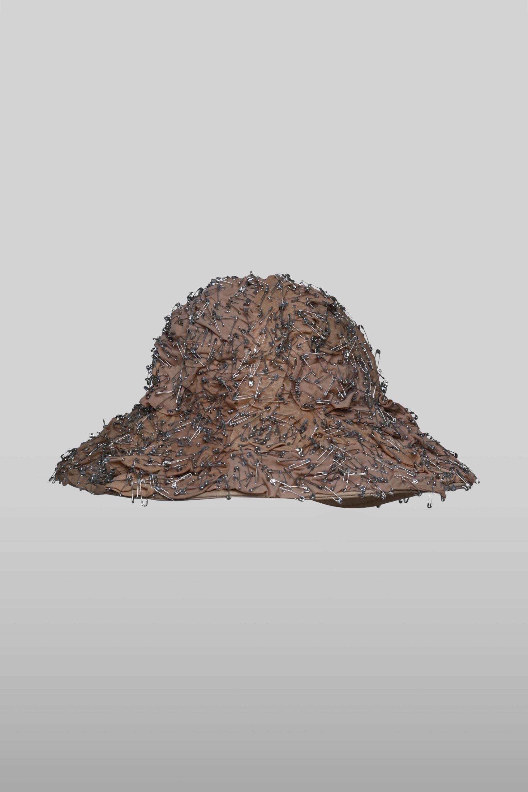 Pinned hat in beige