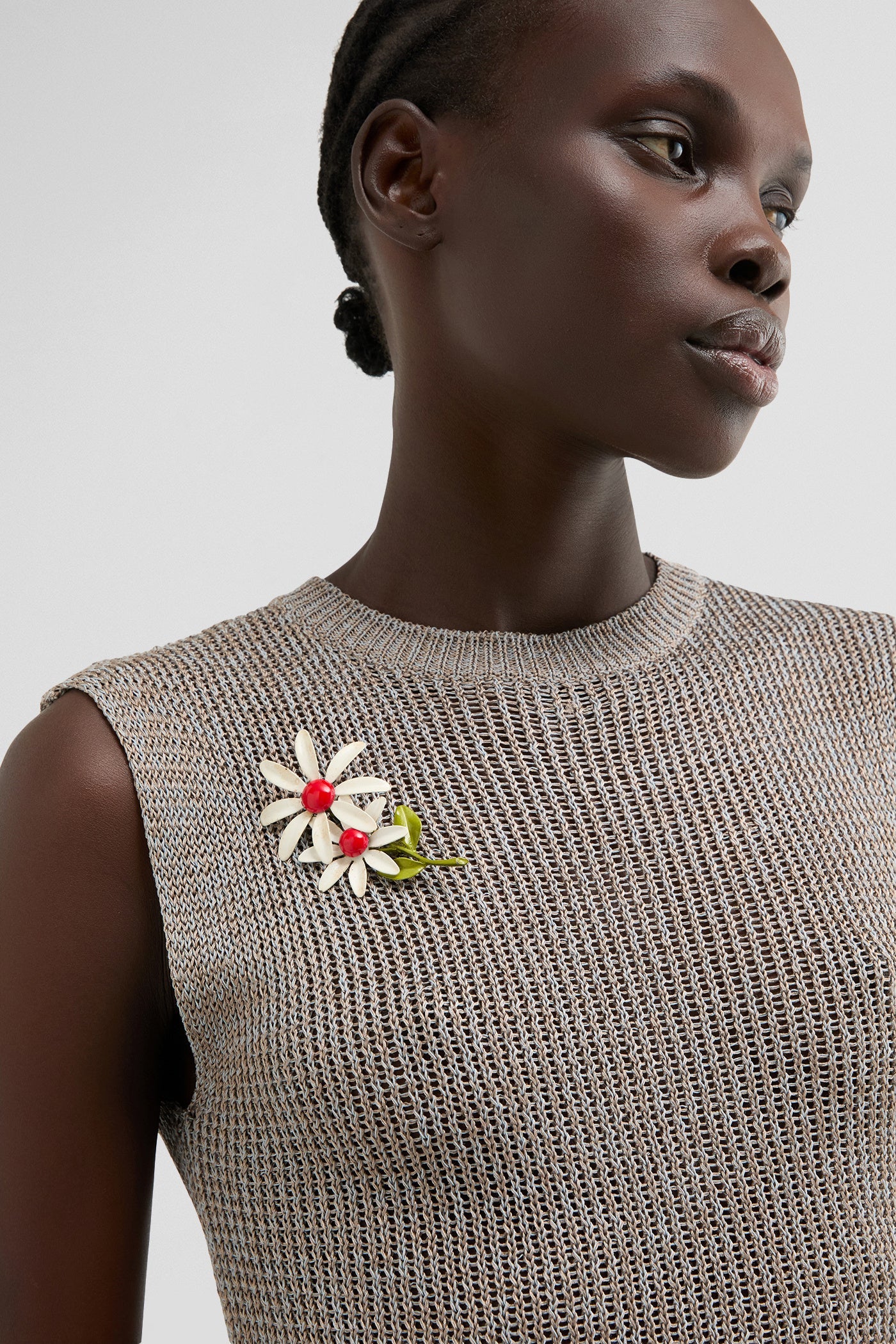 Daisies brooch