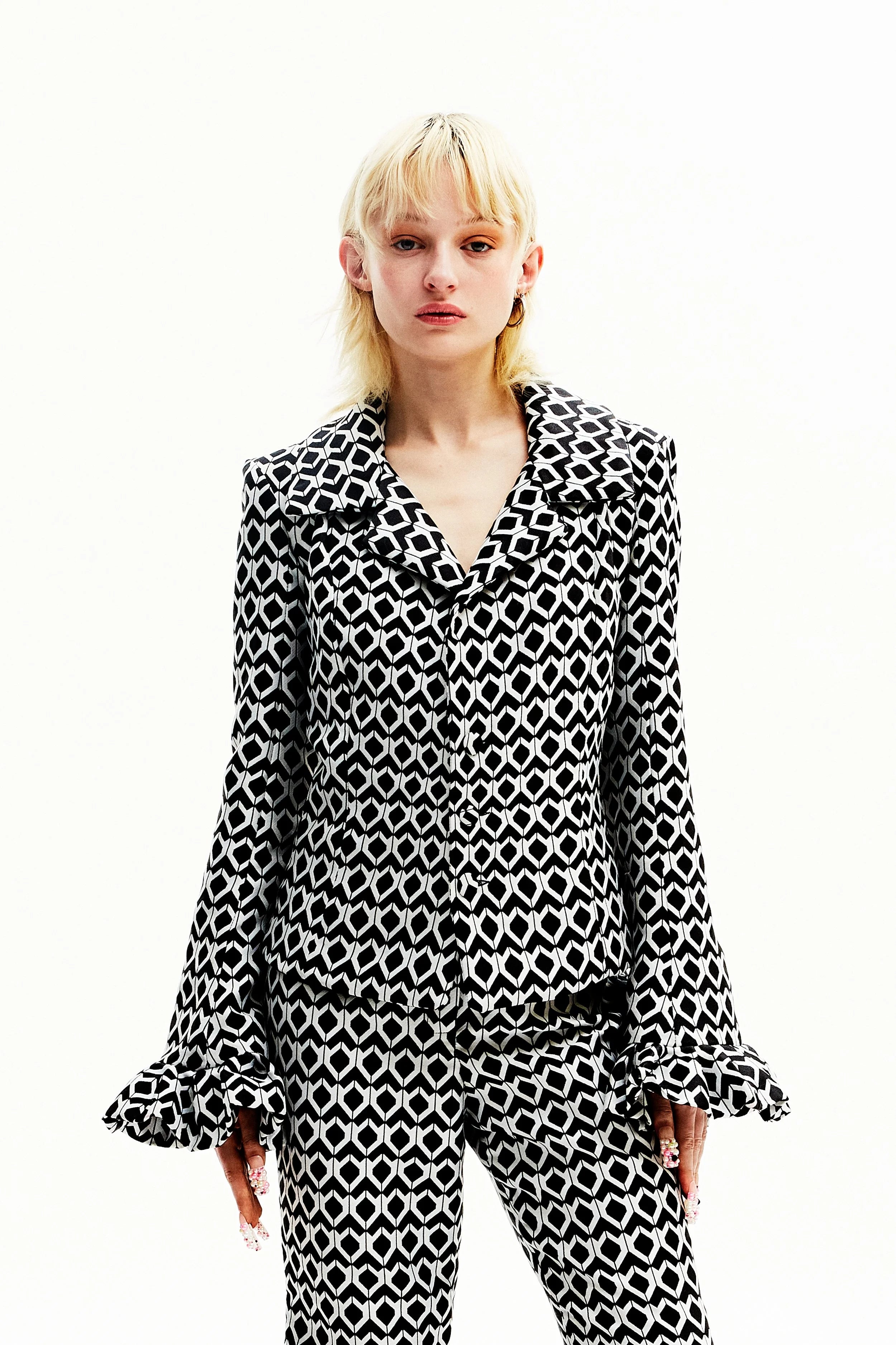 Veste noire et blanche géométrique