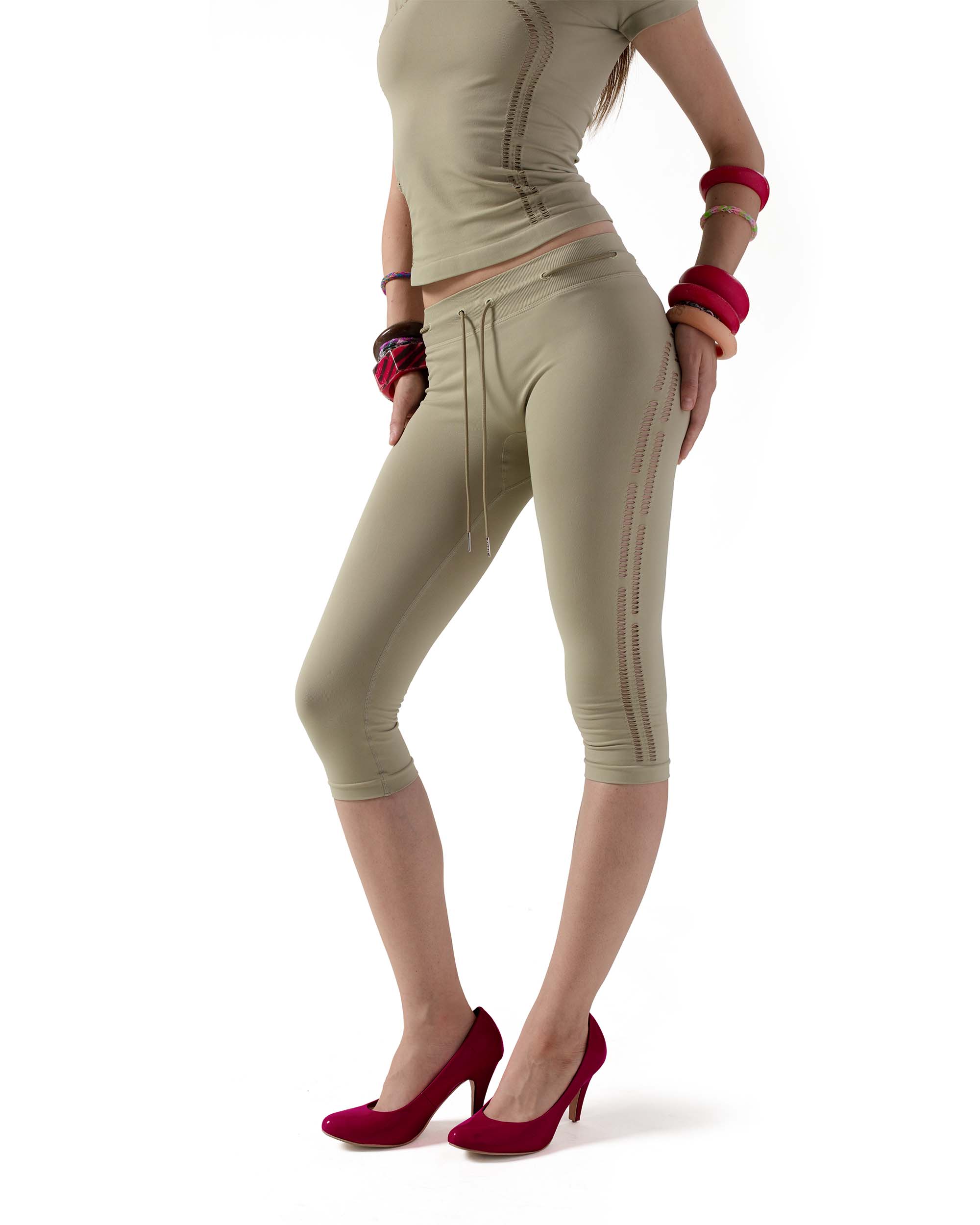 Seamless track capri