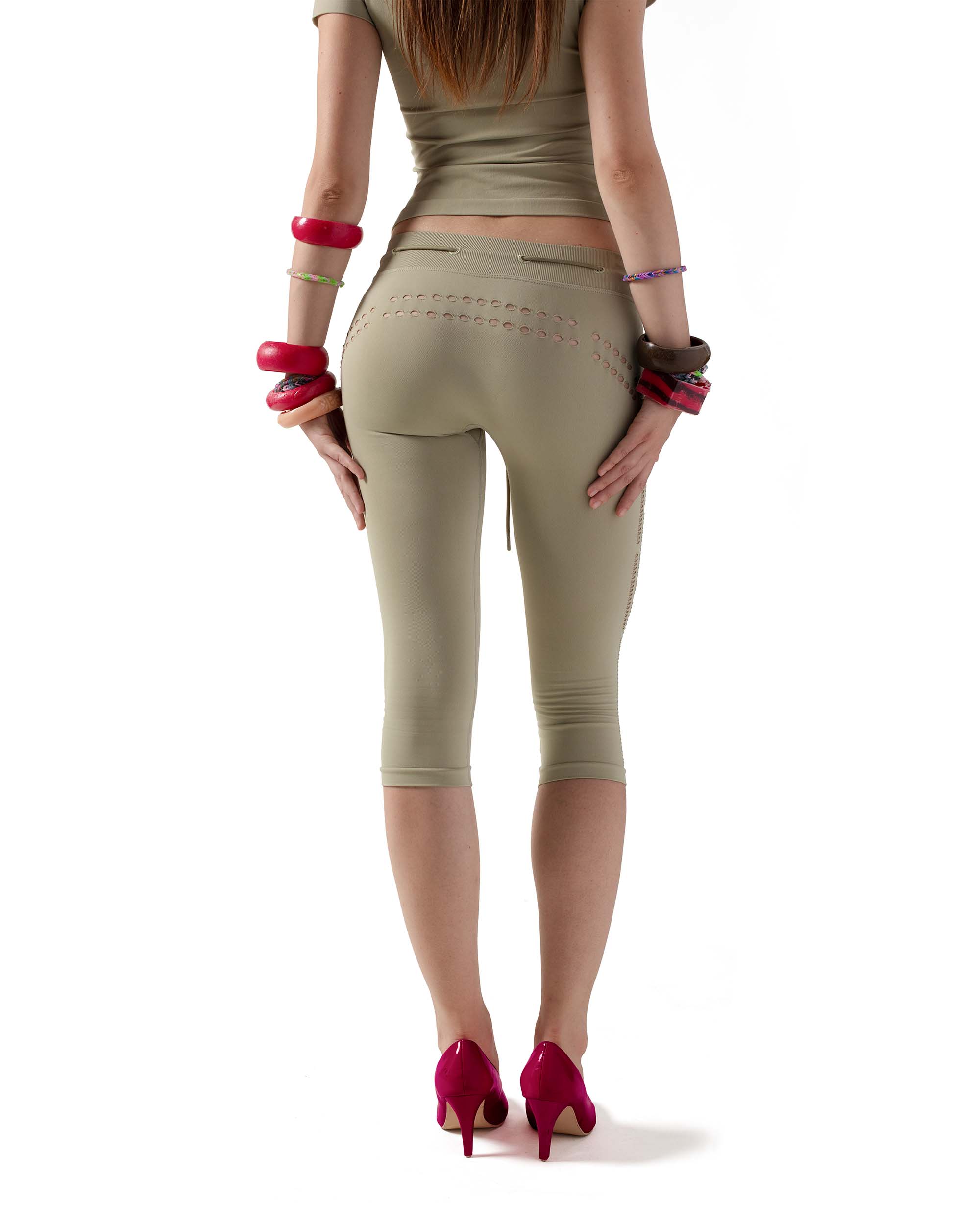 Seamless track capri