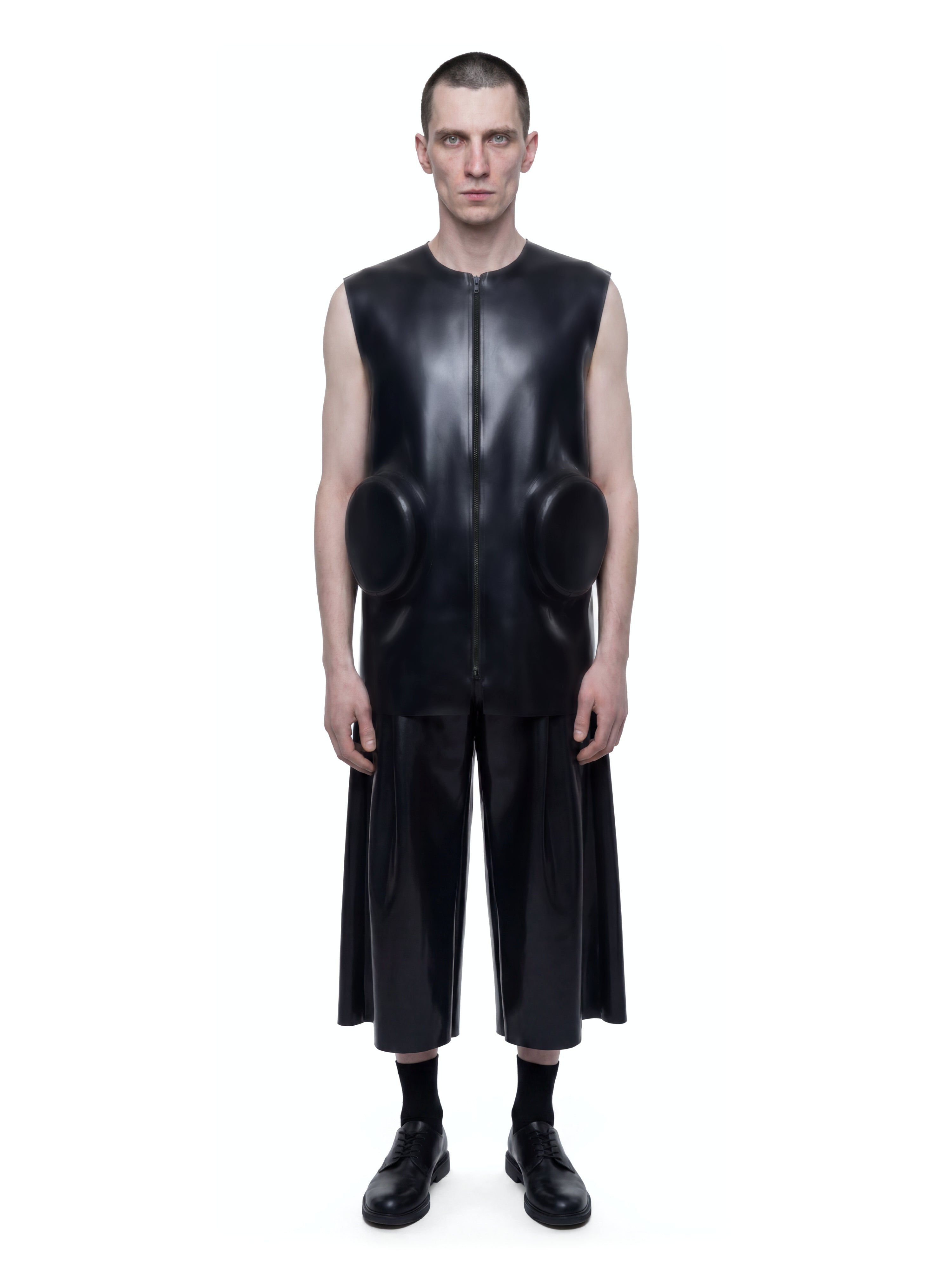 Sleeveless zip-up jacket