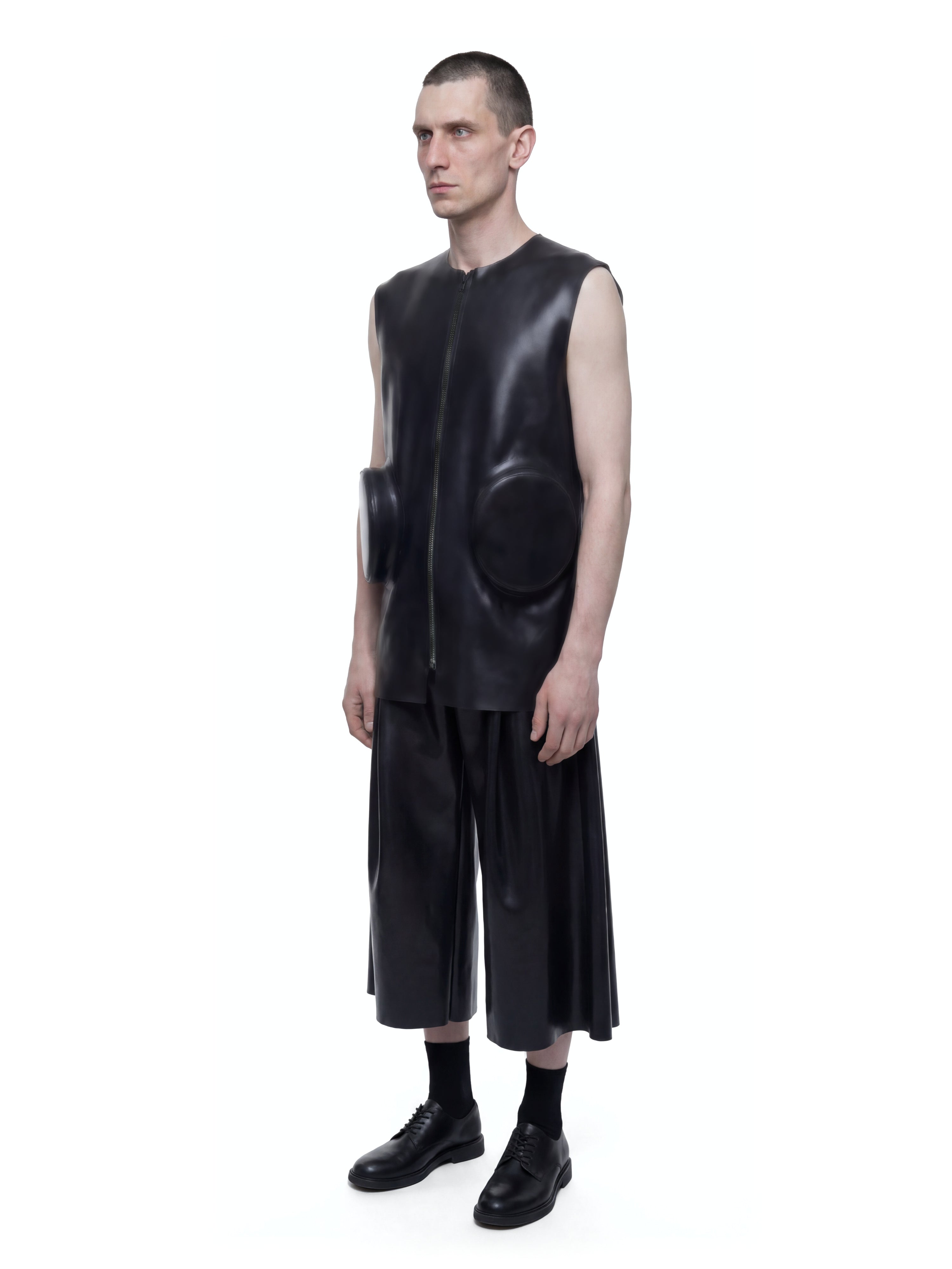 Sleeveless zip-up jacket
