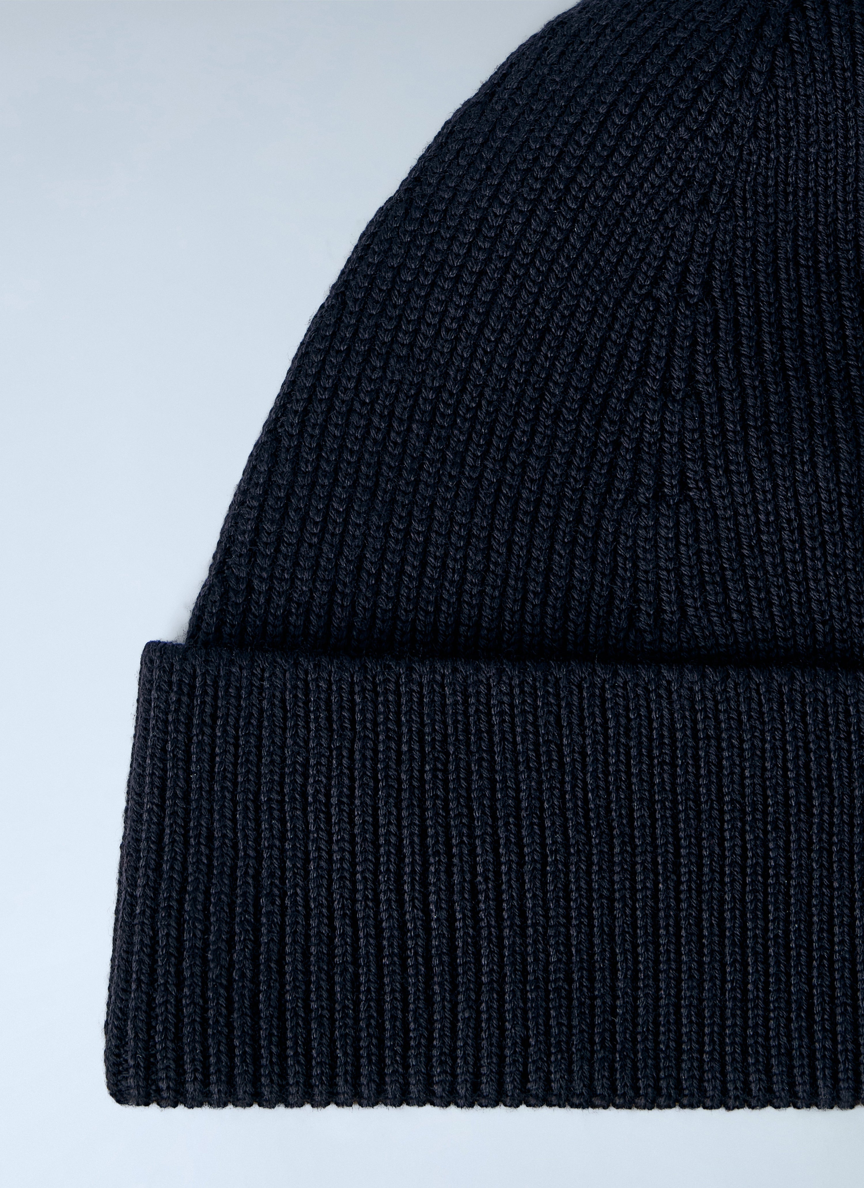 Wool beanie with rivet