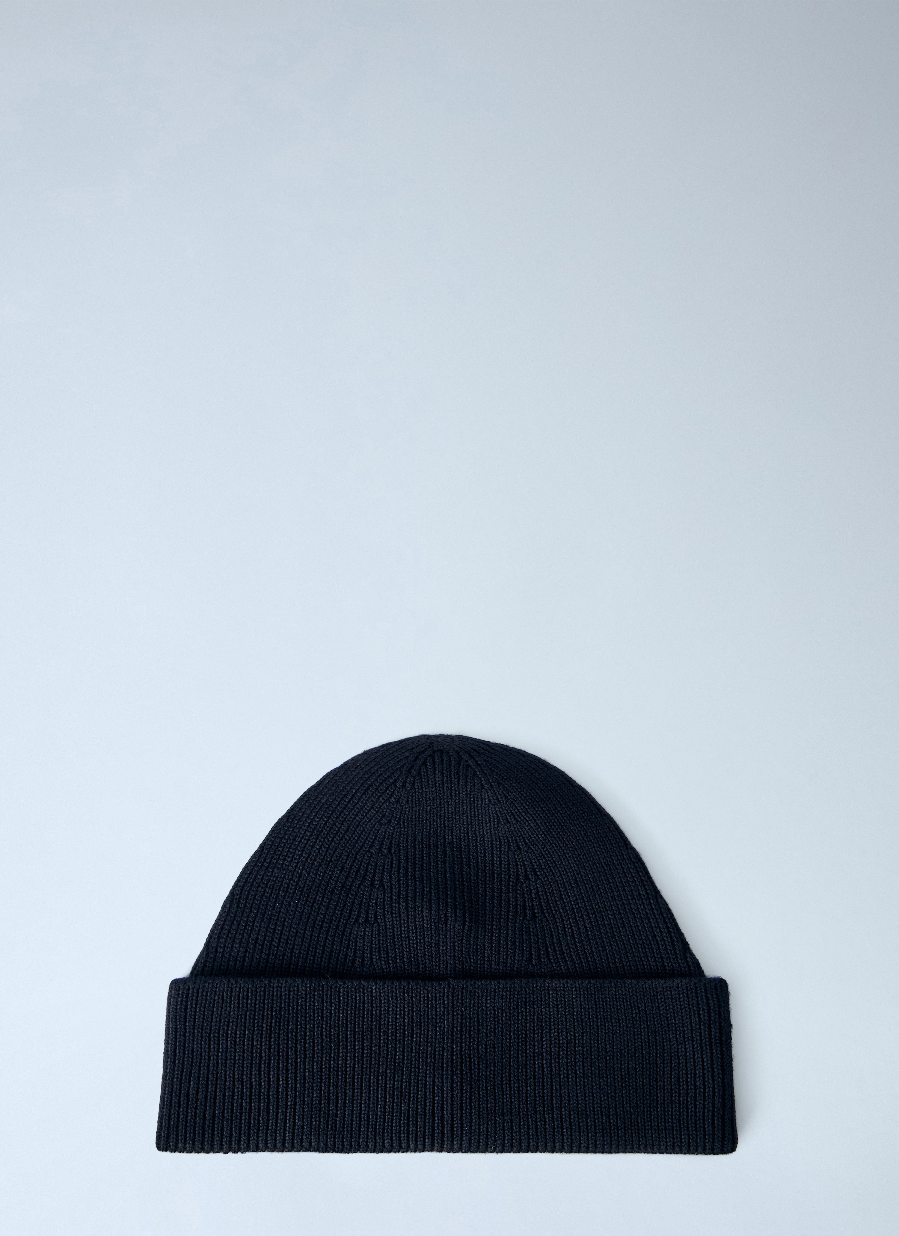 Wool beanie with rivet
