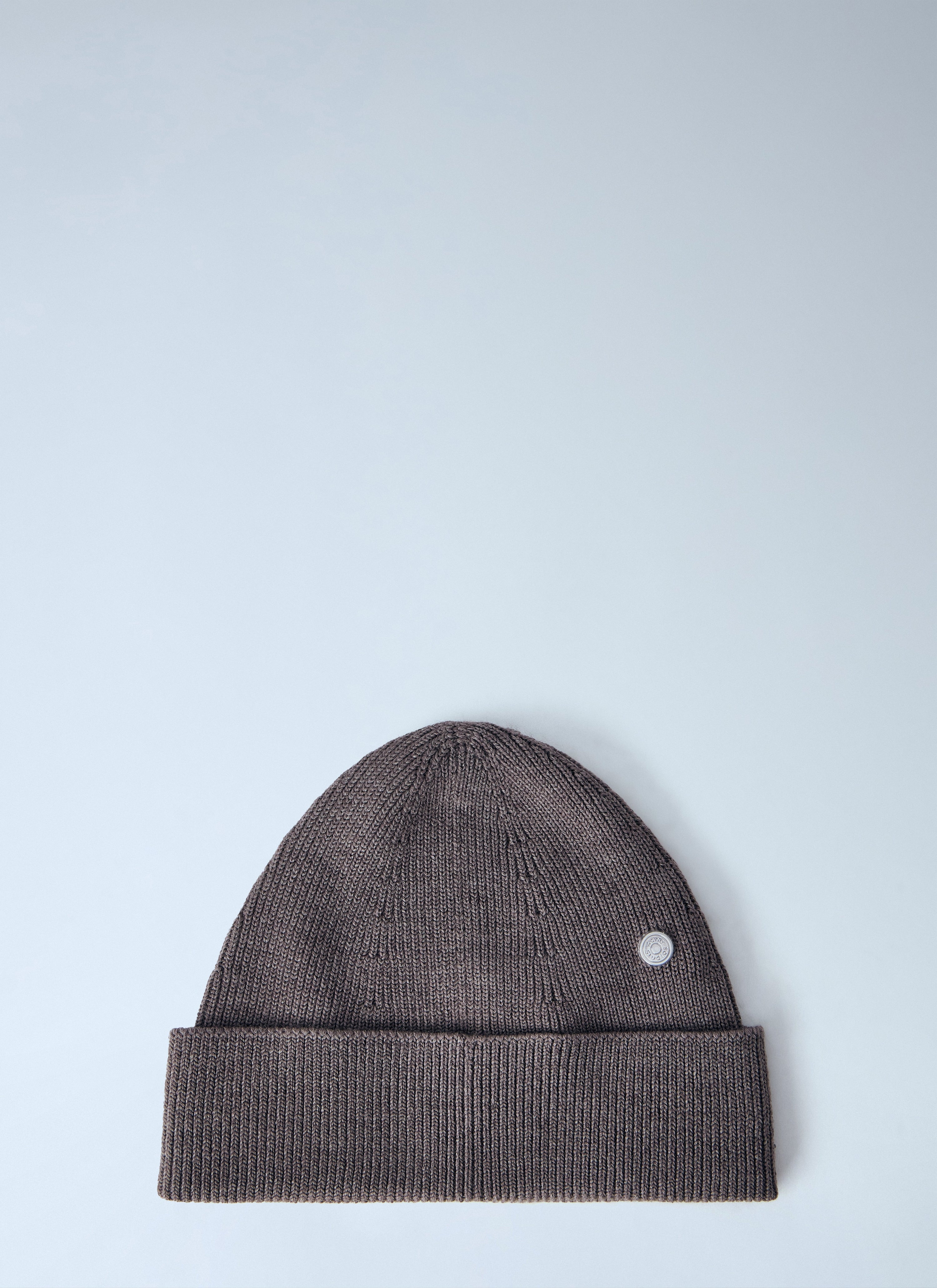 Wool beanie with rivet