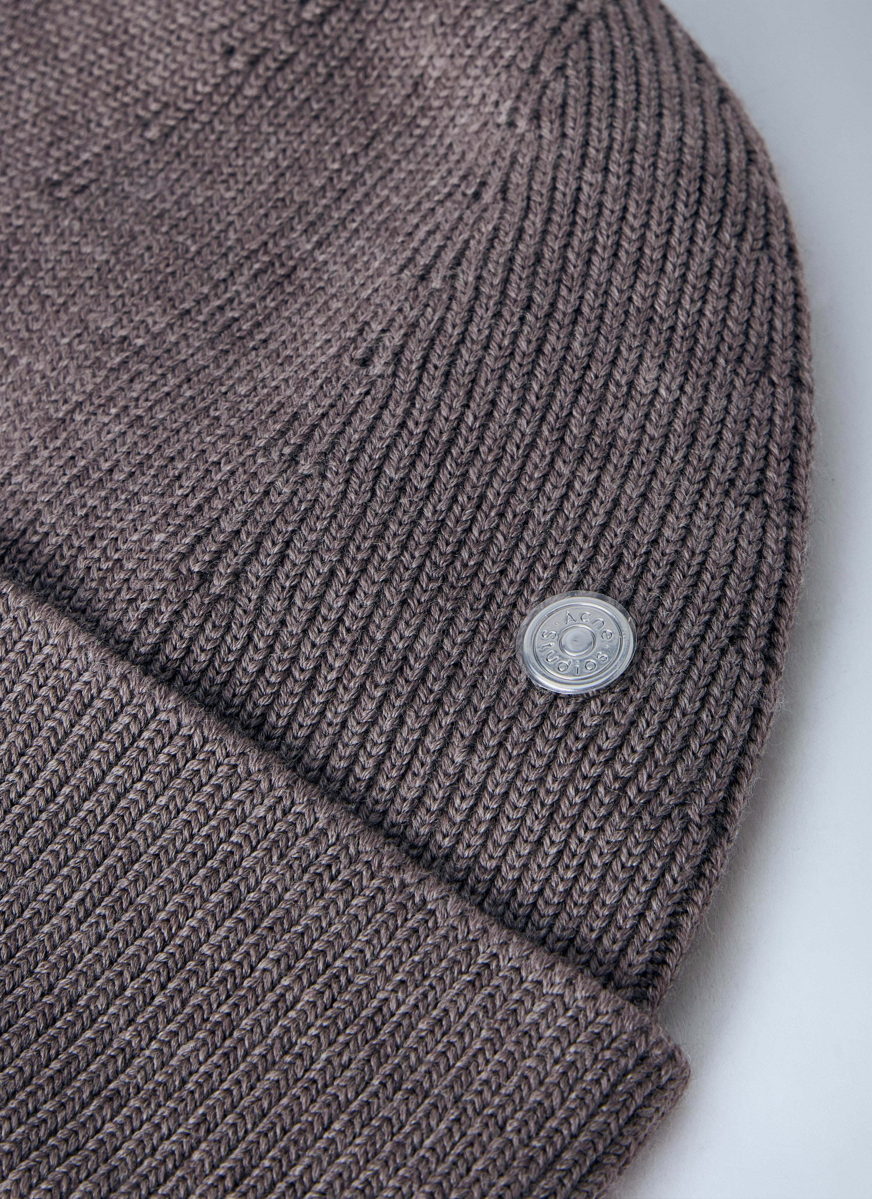 Wool beanie with rivet
