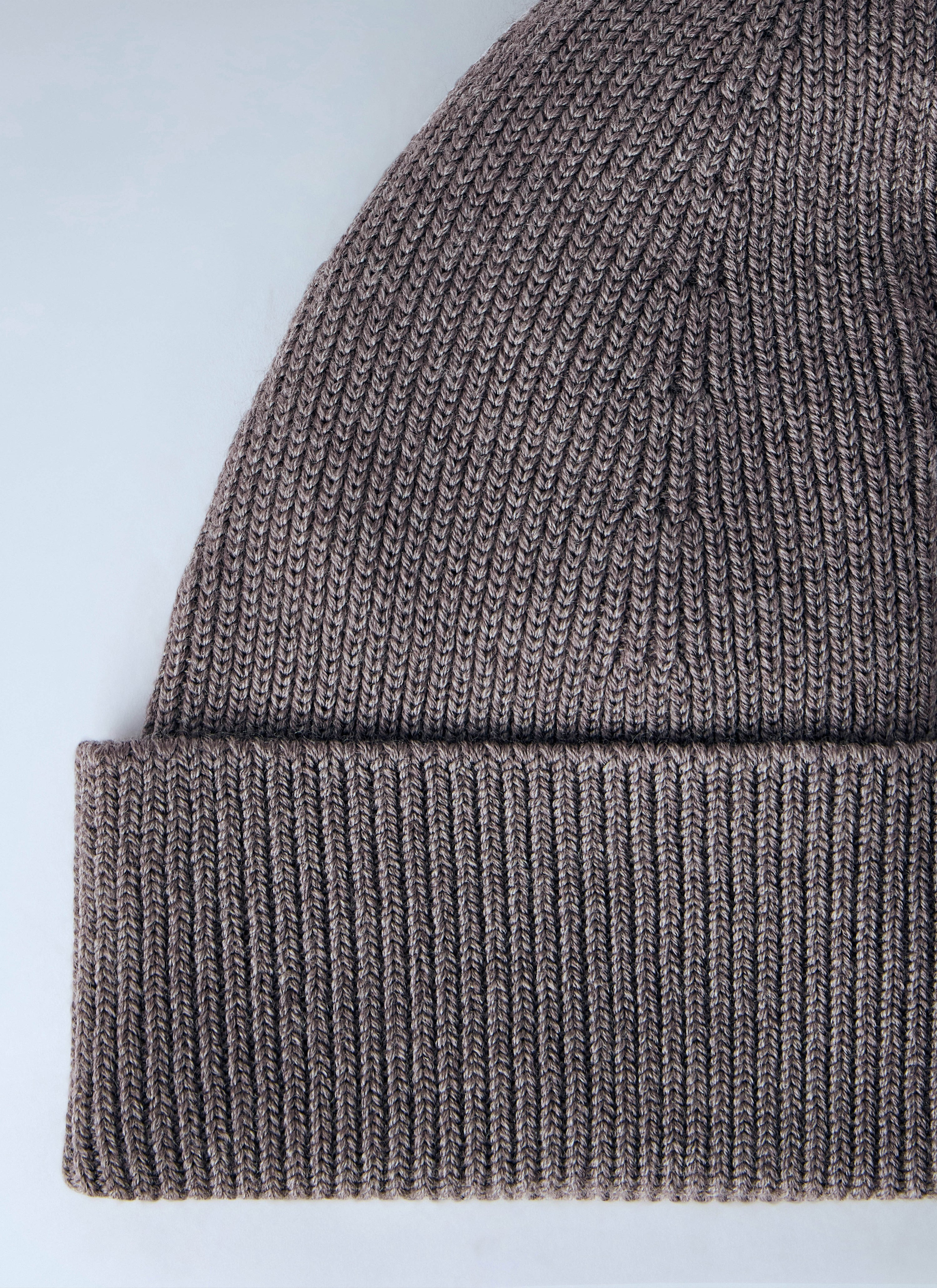 Wool beanie with rivet