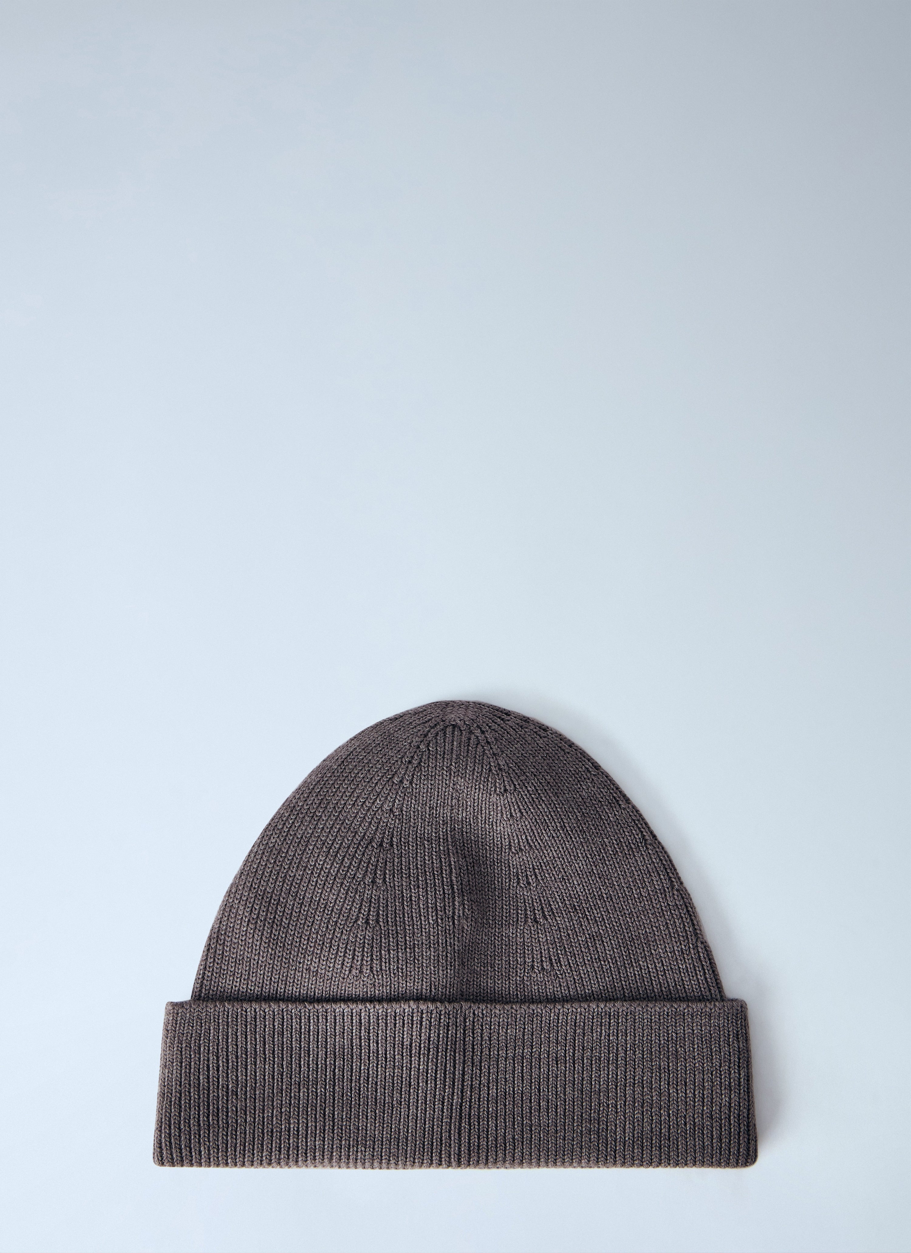 Wool beanie with rivet