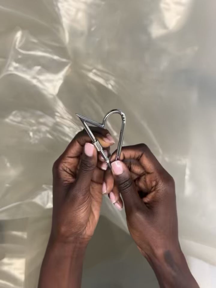Vain carabiner