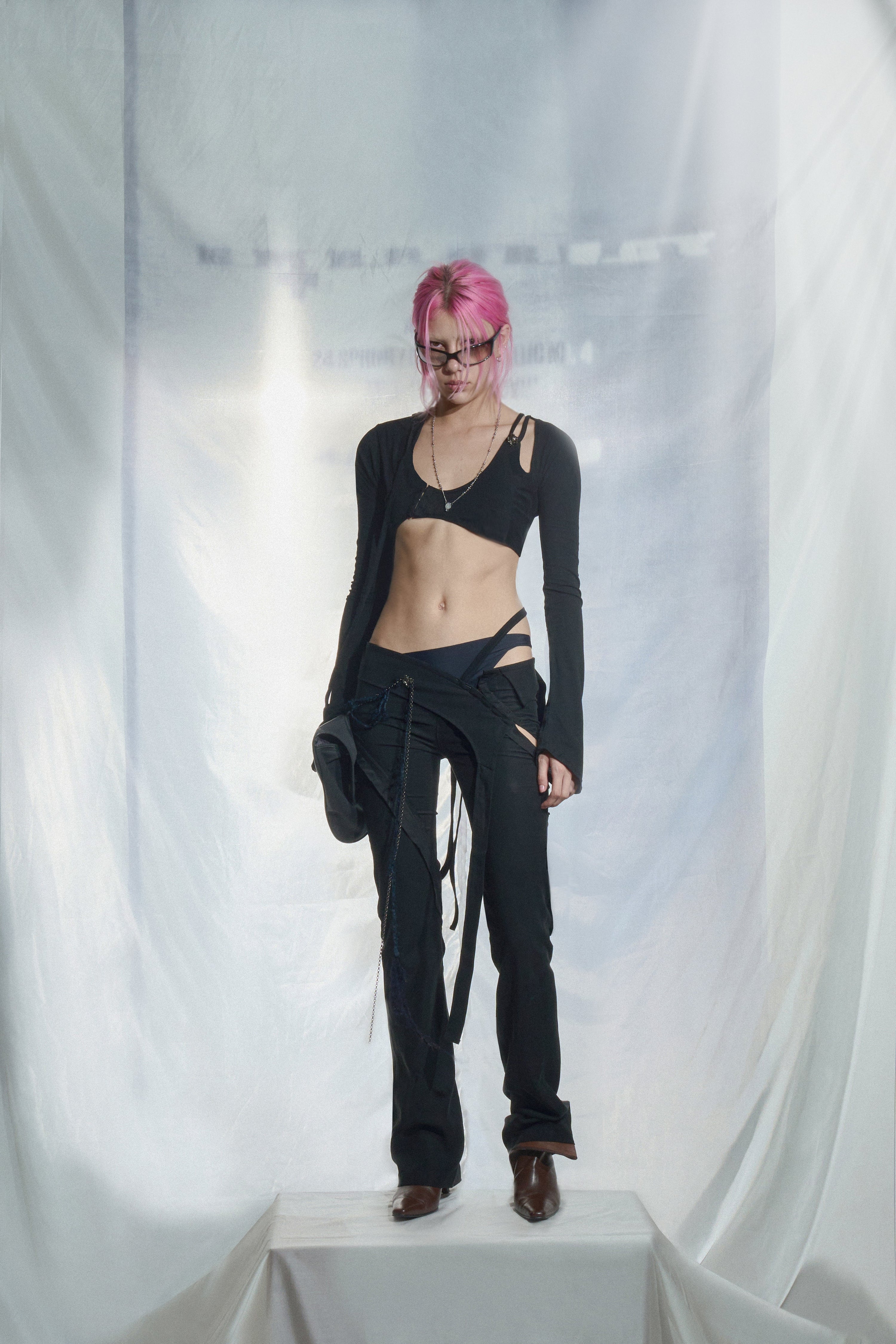 Oblique slit pants