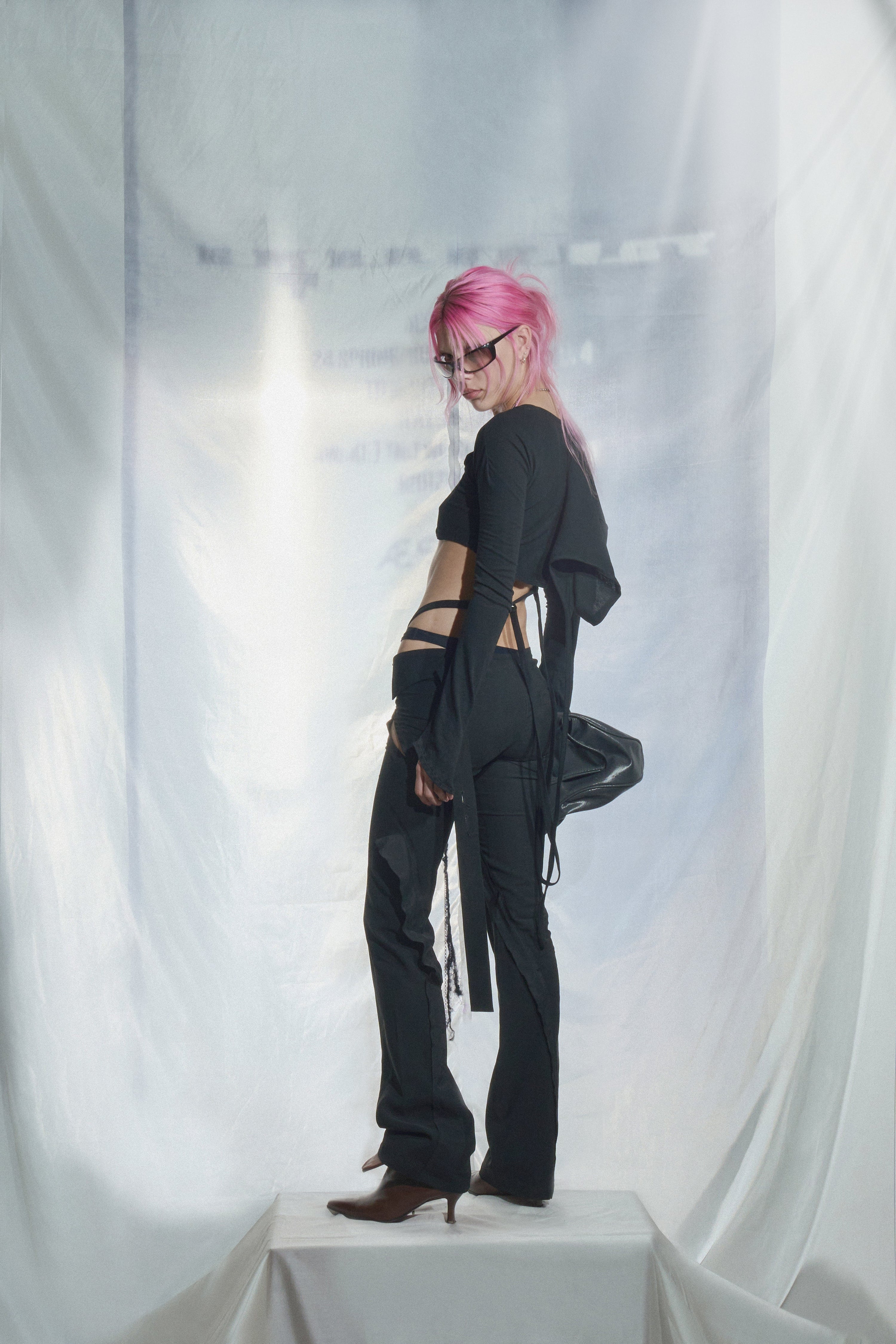 Oblique slit pants