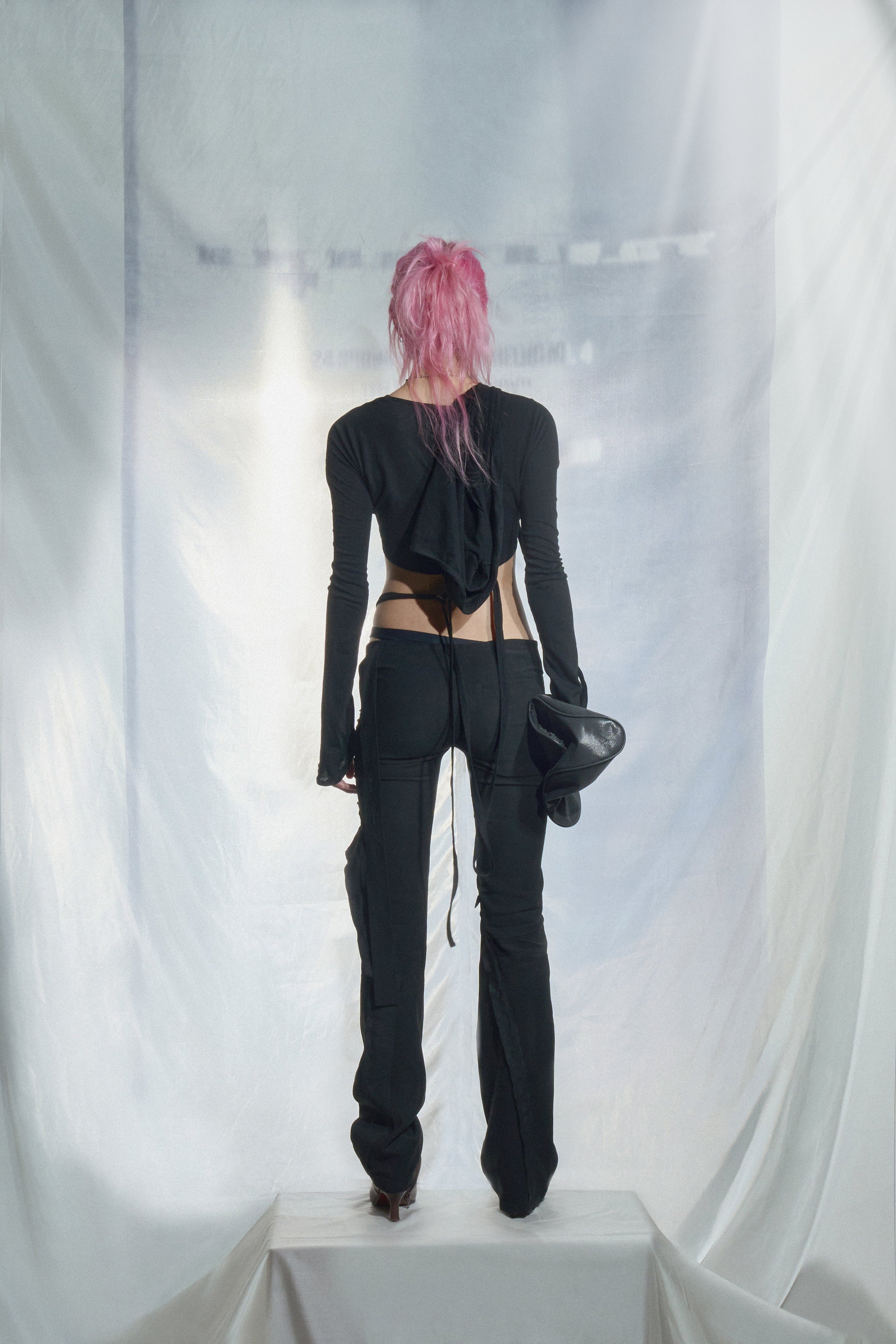 Oblique slit pants