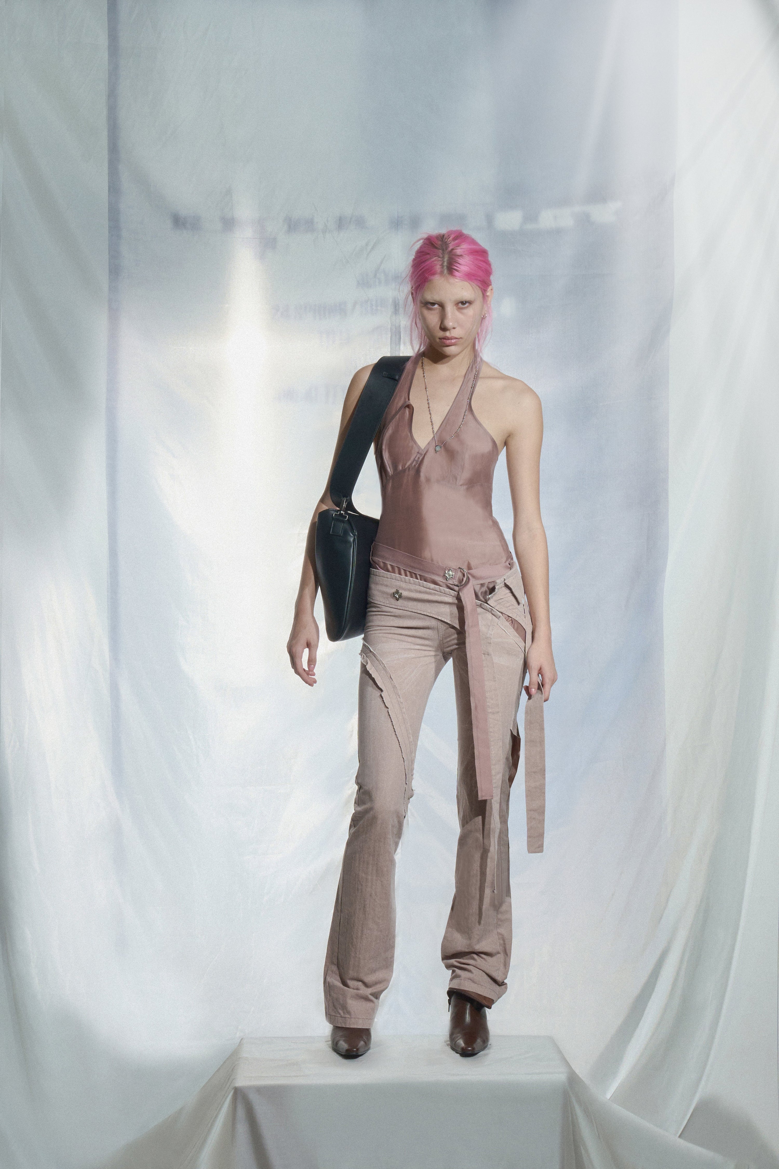 Oblique slit pants