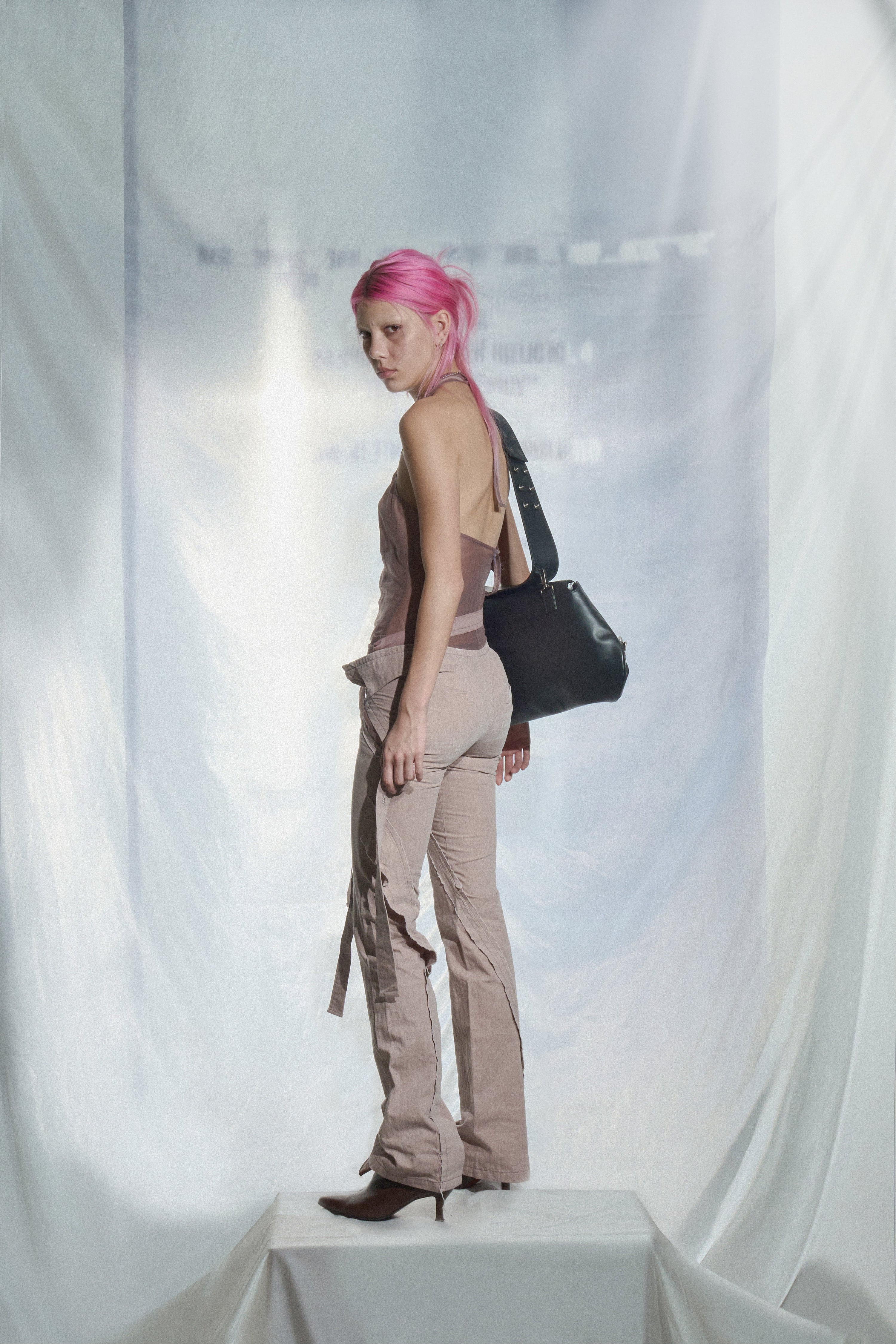 Oblique slit pants