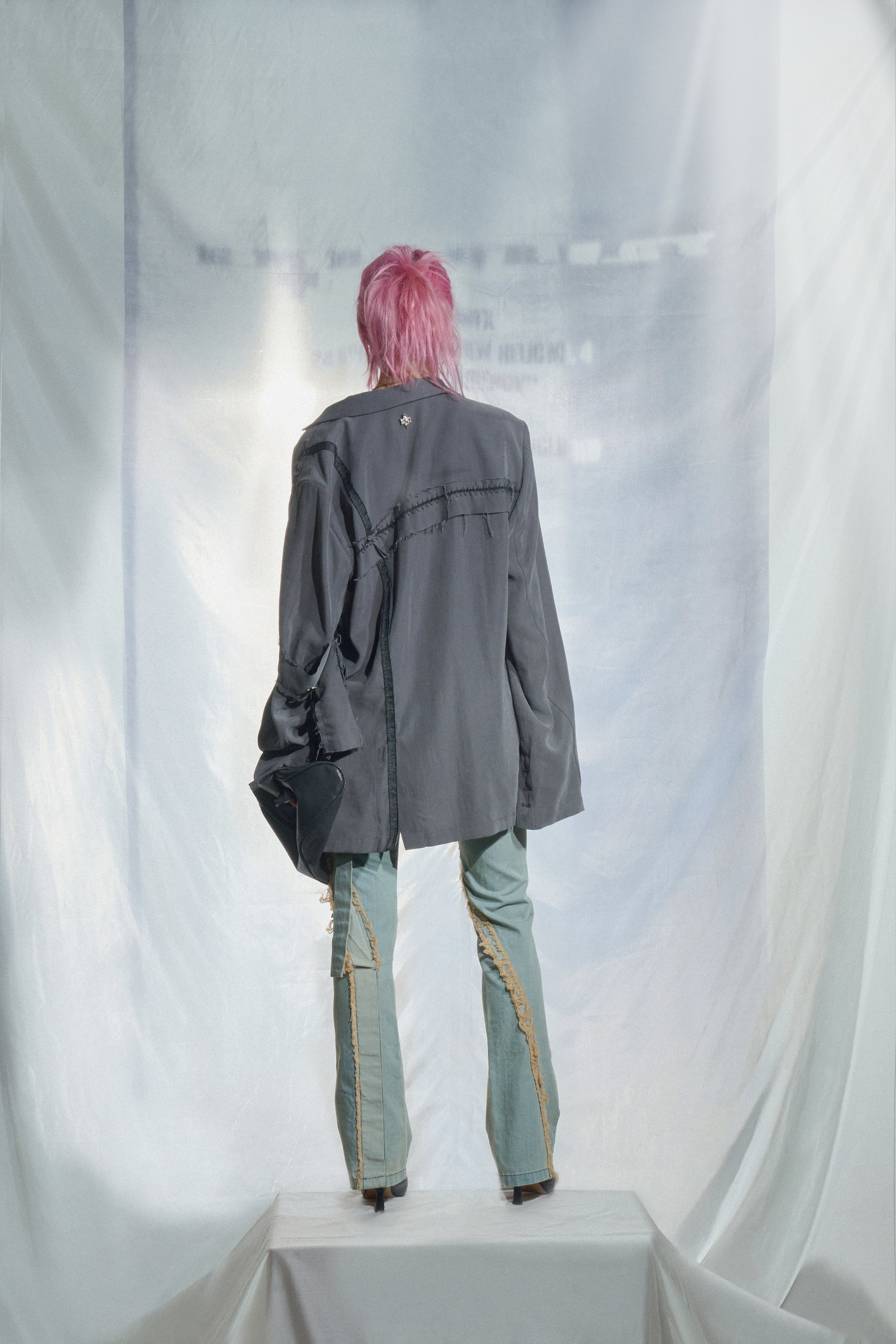 Oblique slit pants