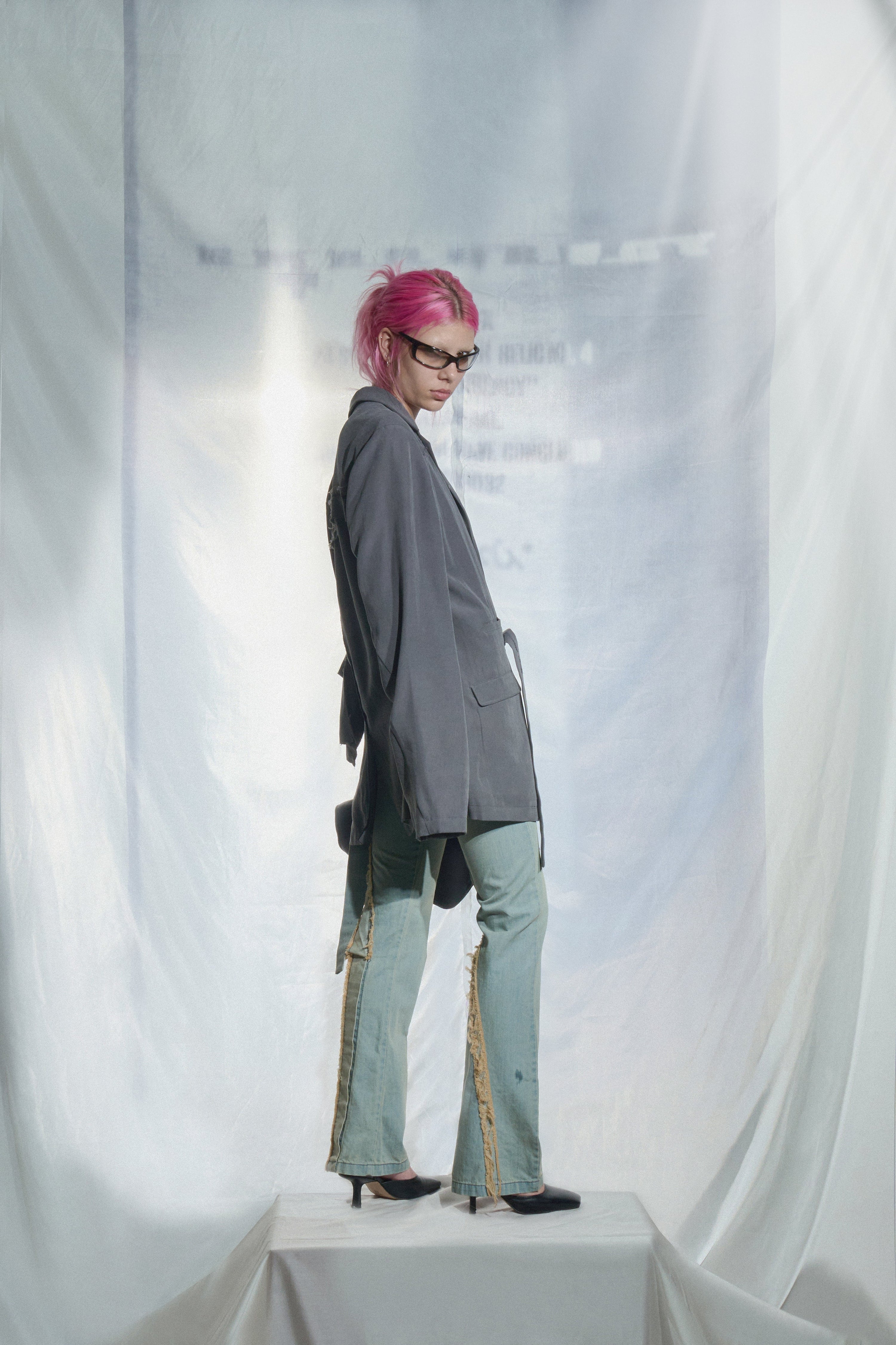 Oblique slit pants