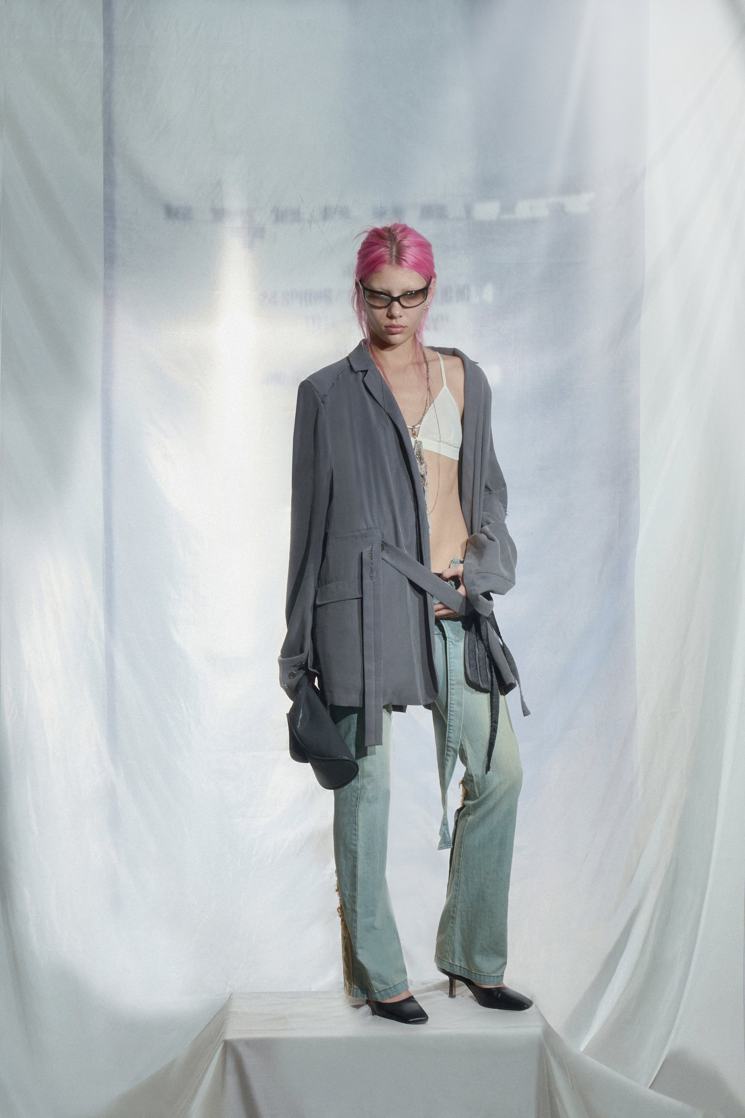 Oblique slit pants