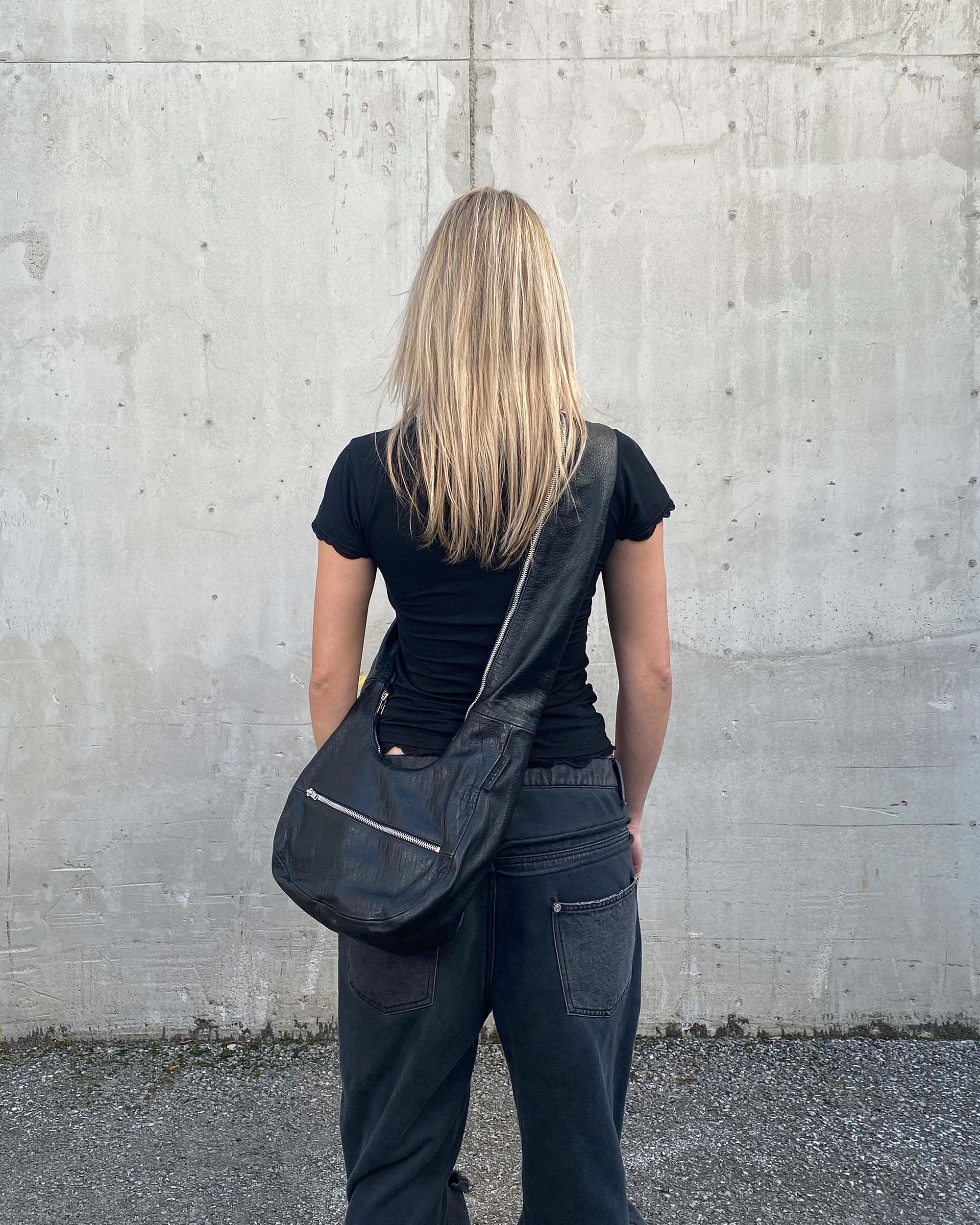 Zip leather bag