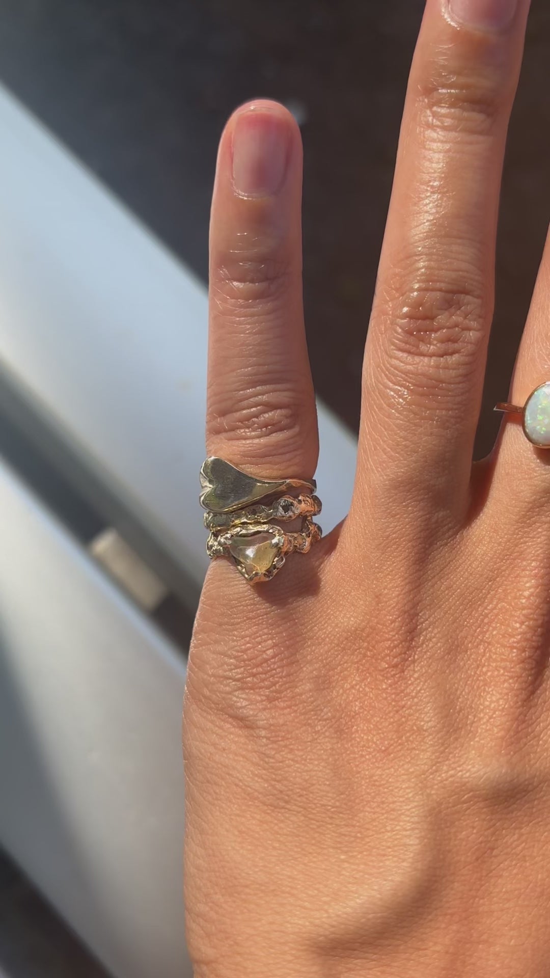 A holding place ring - gold