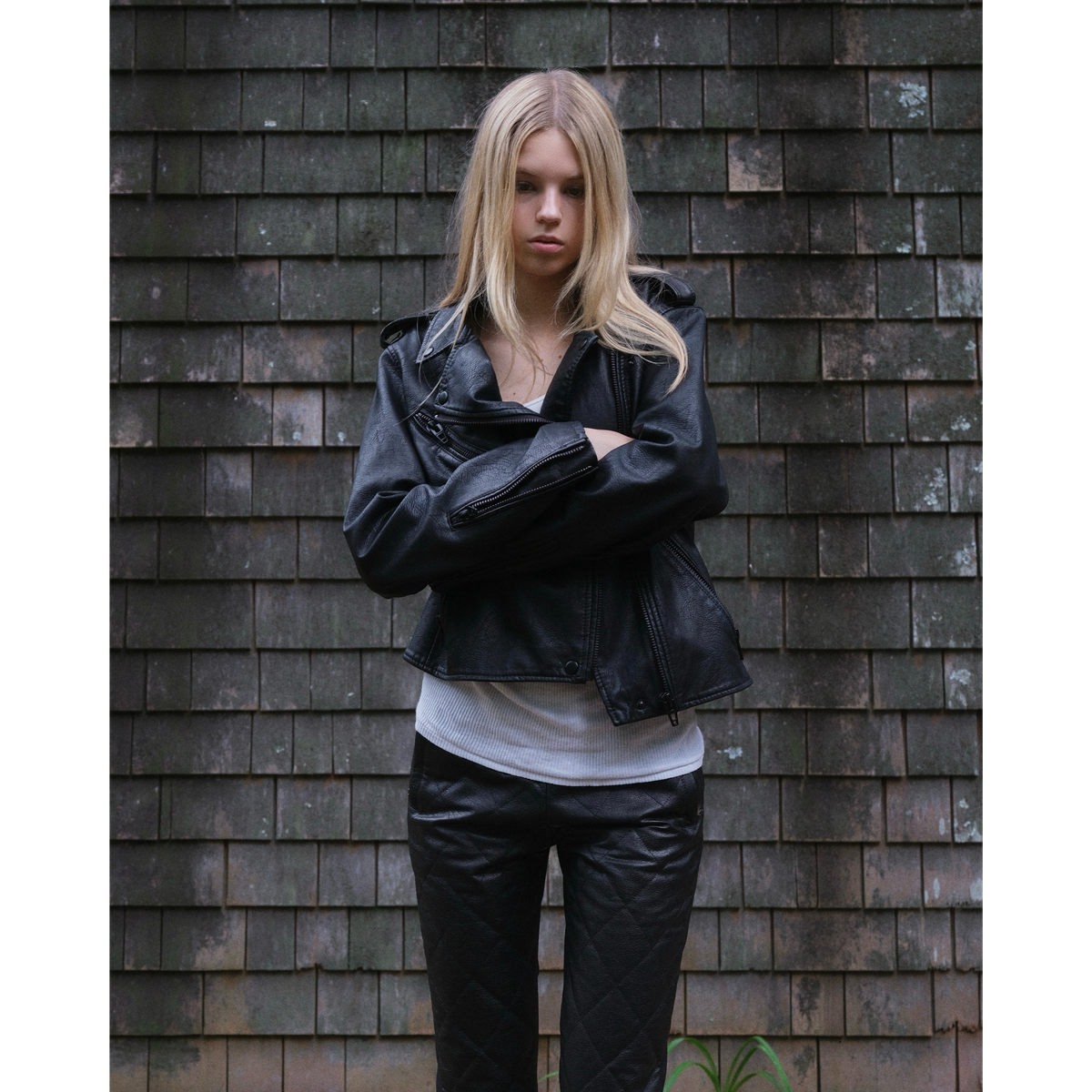 Low-rise leather capri pants in black
