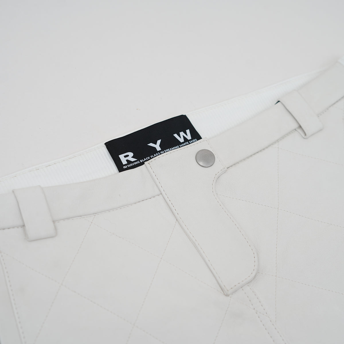 Low-rise leather capri pants in white