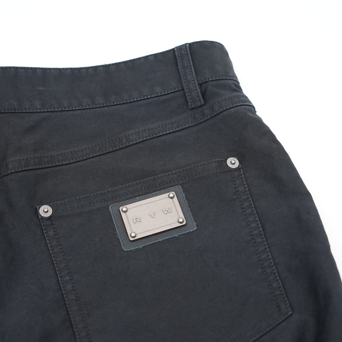 Low-rise leather capri pants in black