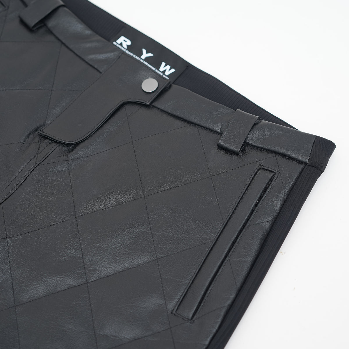 Low-rise leather capri pants in black