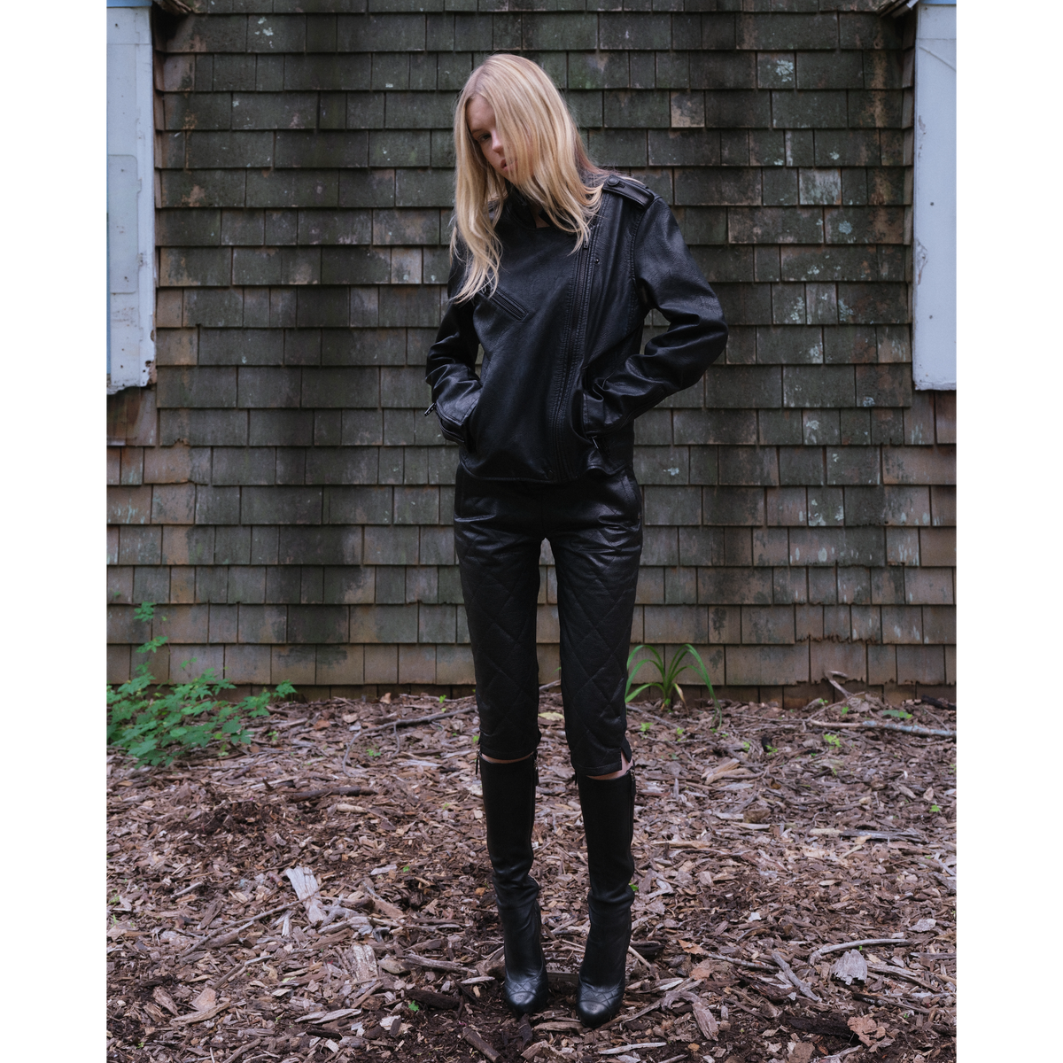 Low-rise leather capri pants in black
