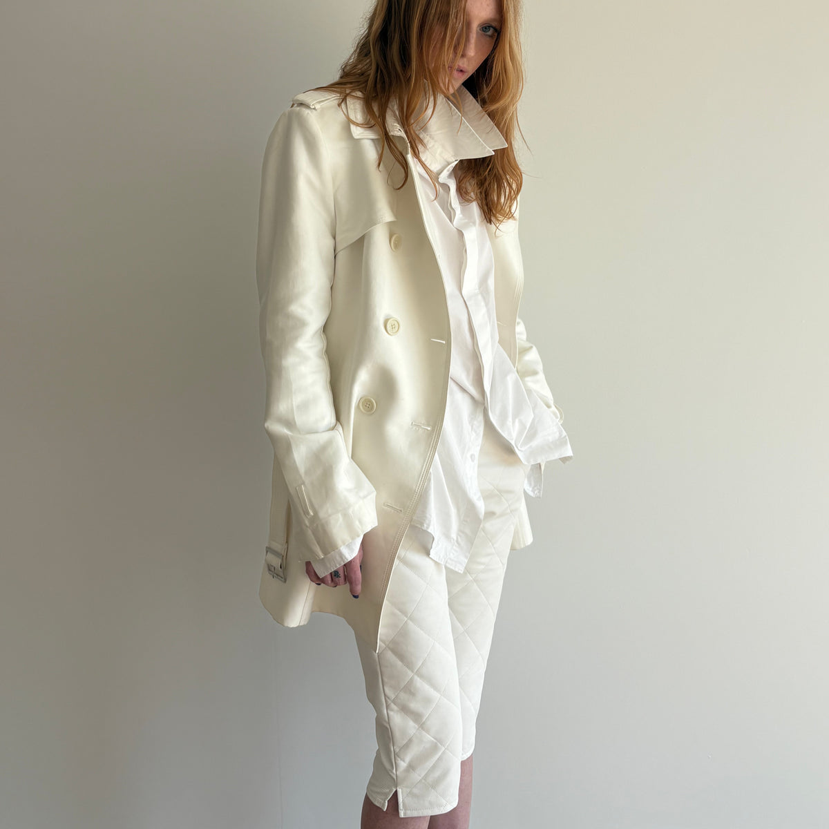 Low-rise leather capri pants in white