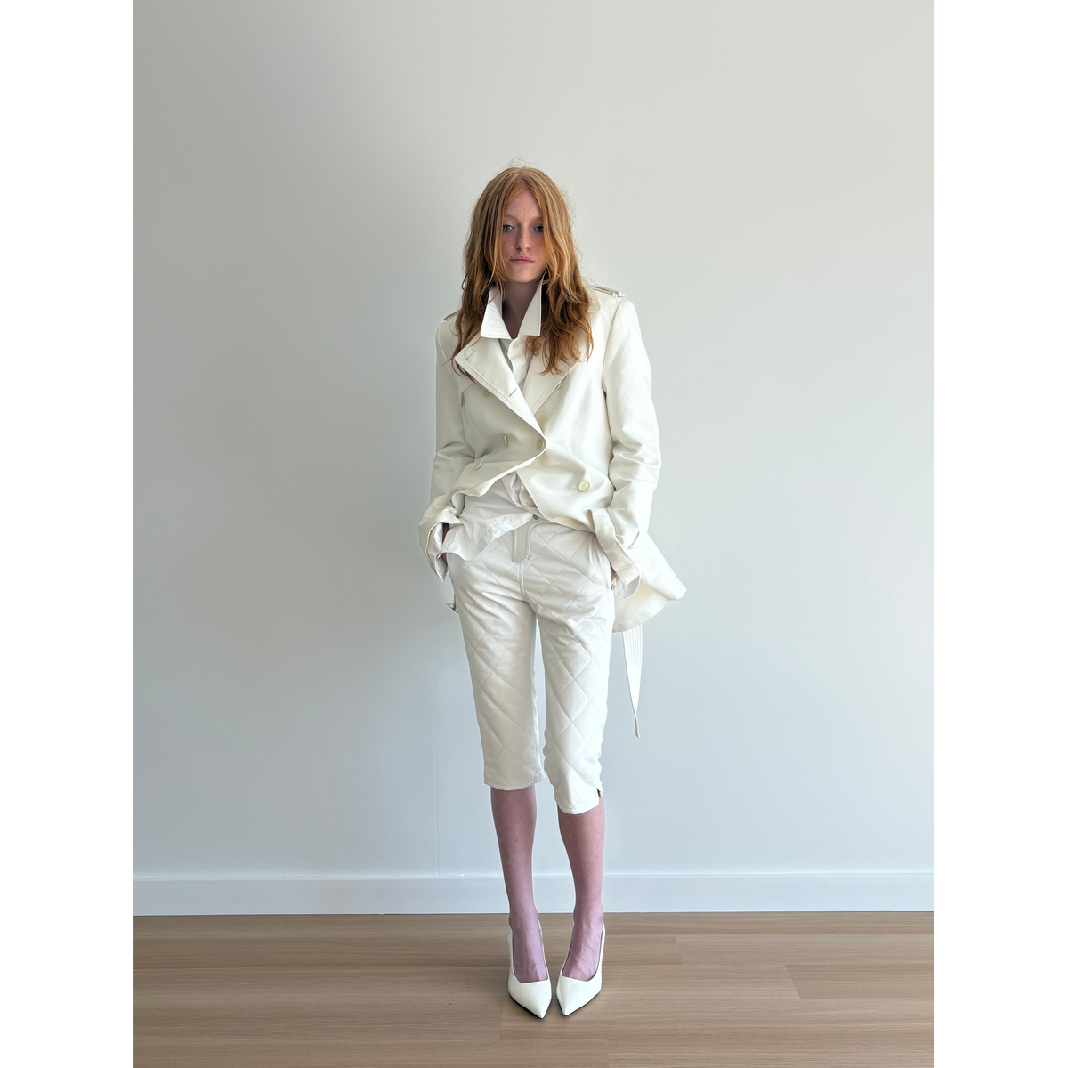 Low-rise leather capri pants in white