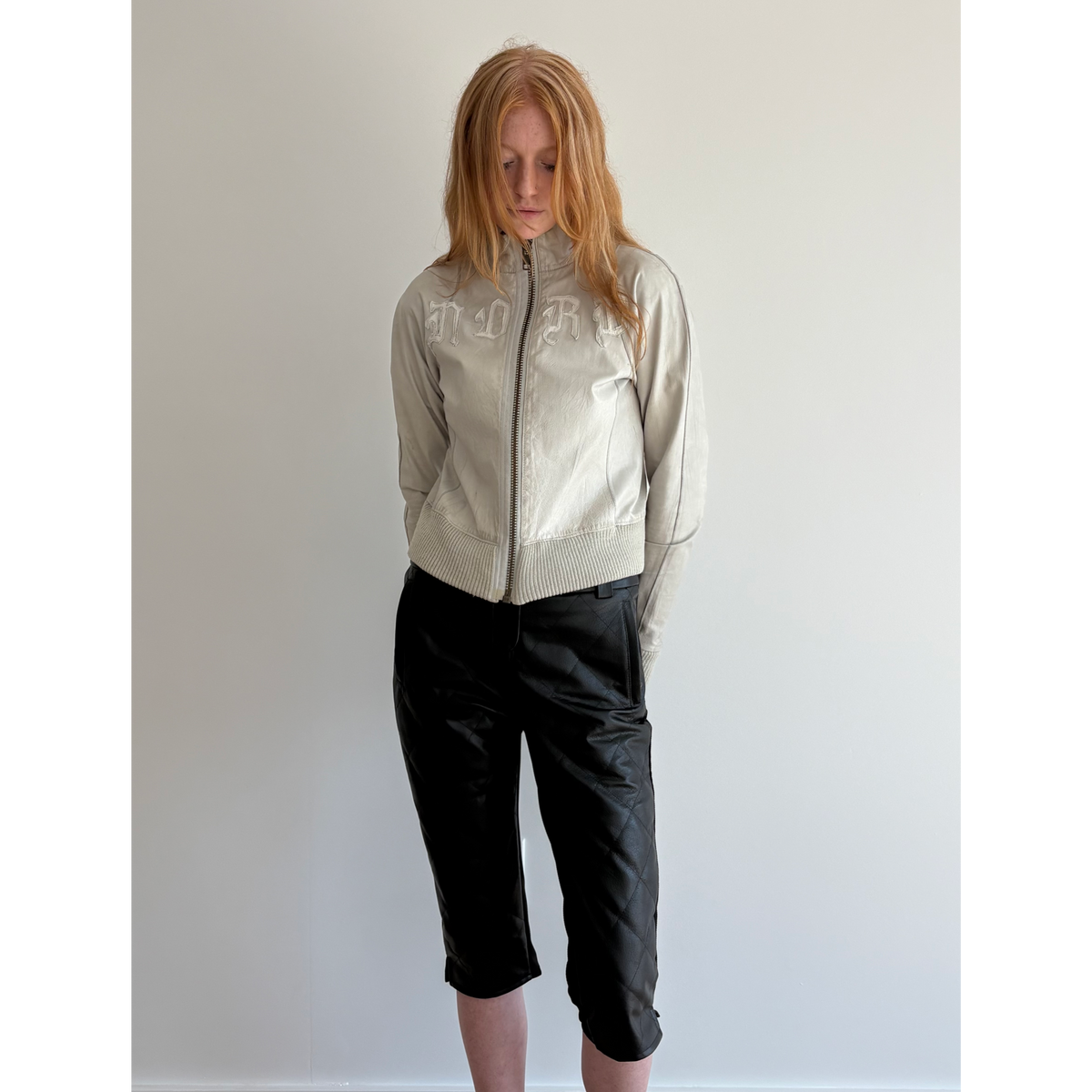 Low-rise leather capri pants in black