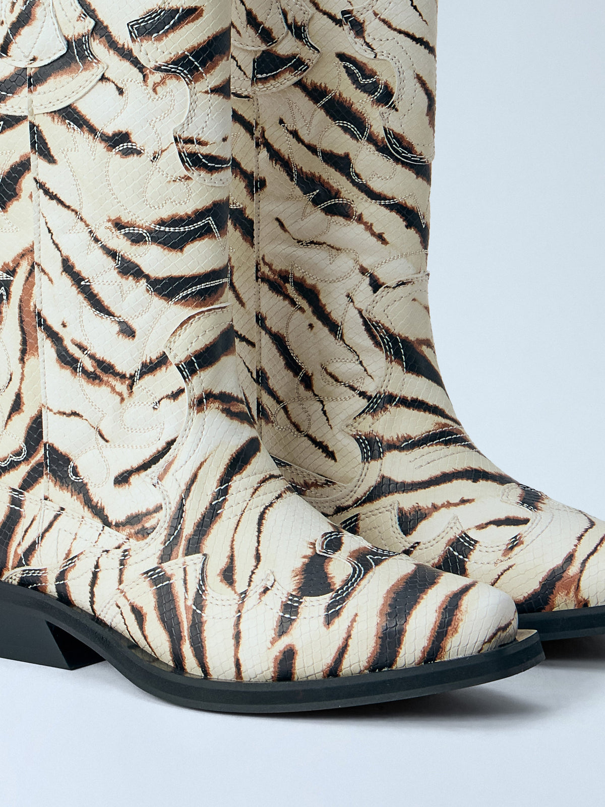 Mid shaft embroidered western boots
