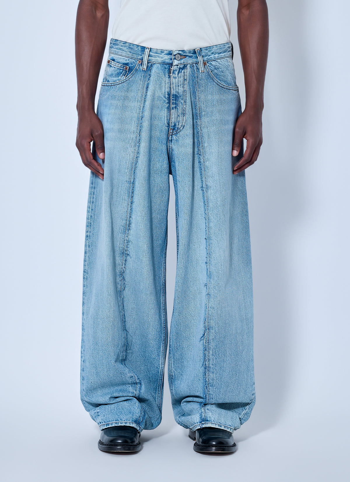Wide-leg denim jeans