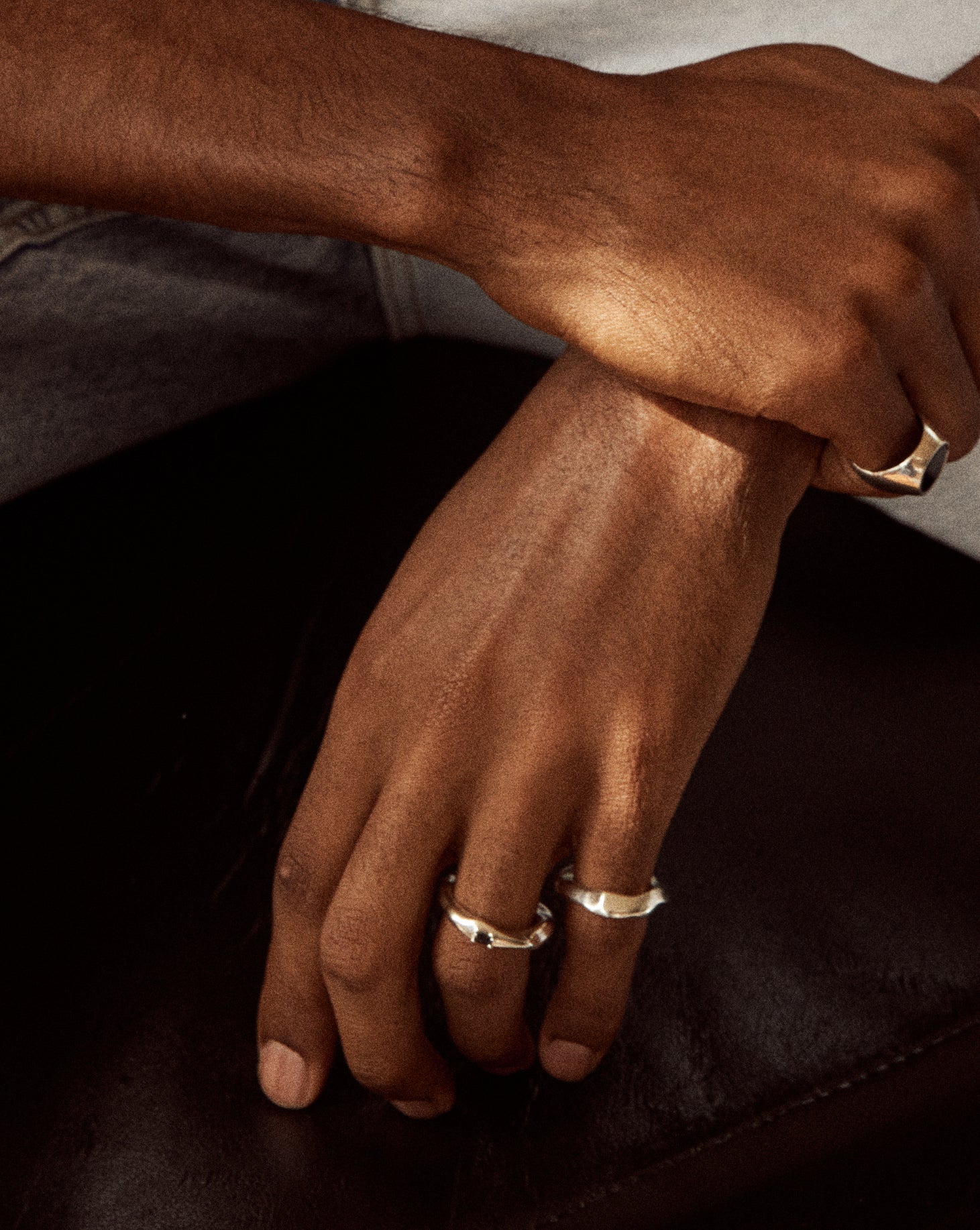 Thin molten ring & sapphire