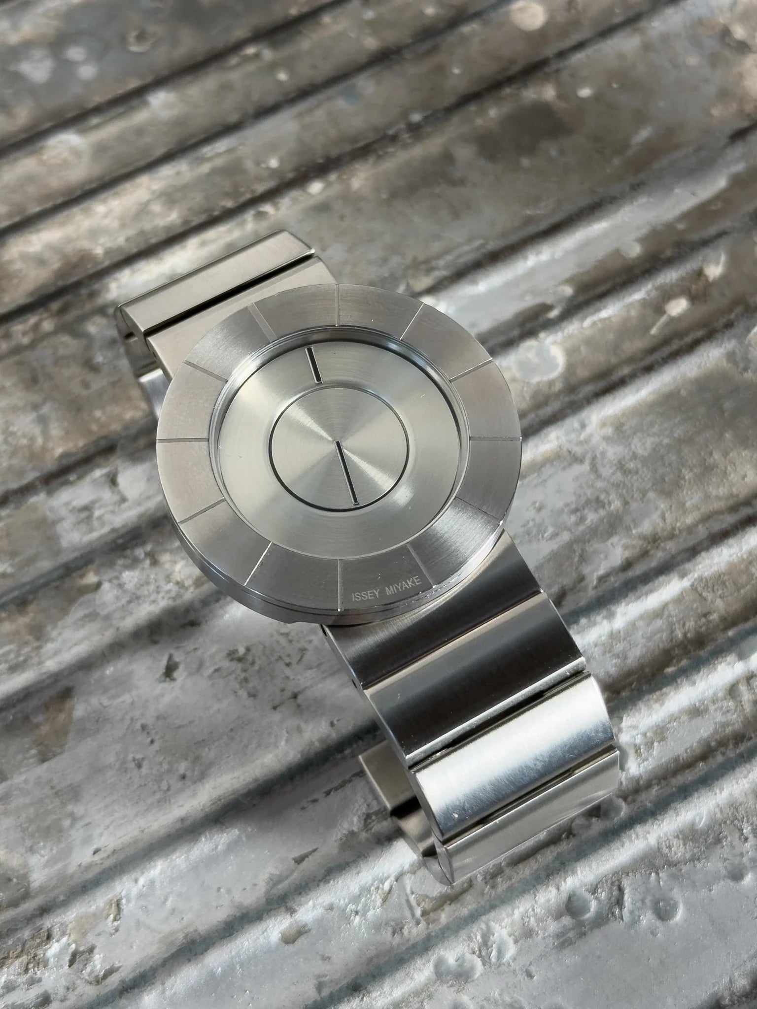 Issey miyake to watch silver