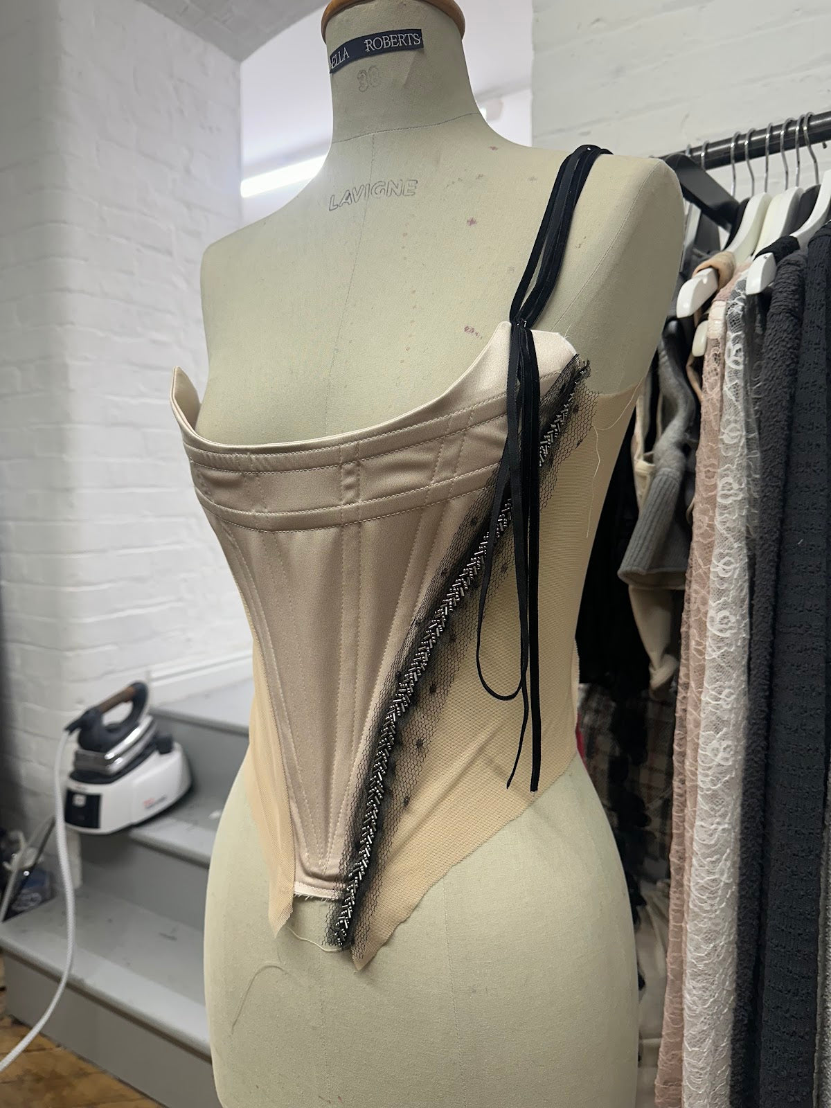 Silk embroidered corset - nude / black