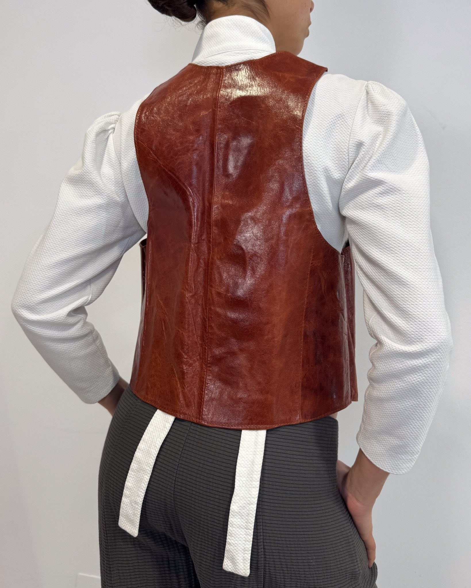 The belén leather vest