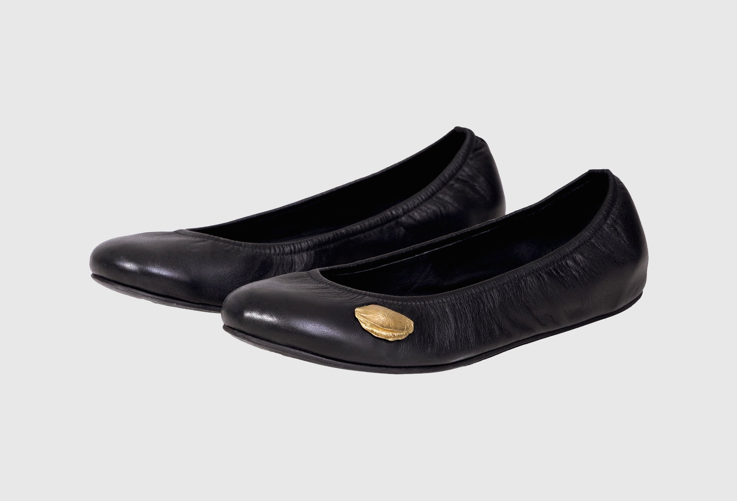 Ballerina flats with apricot kernels