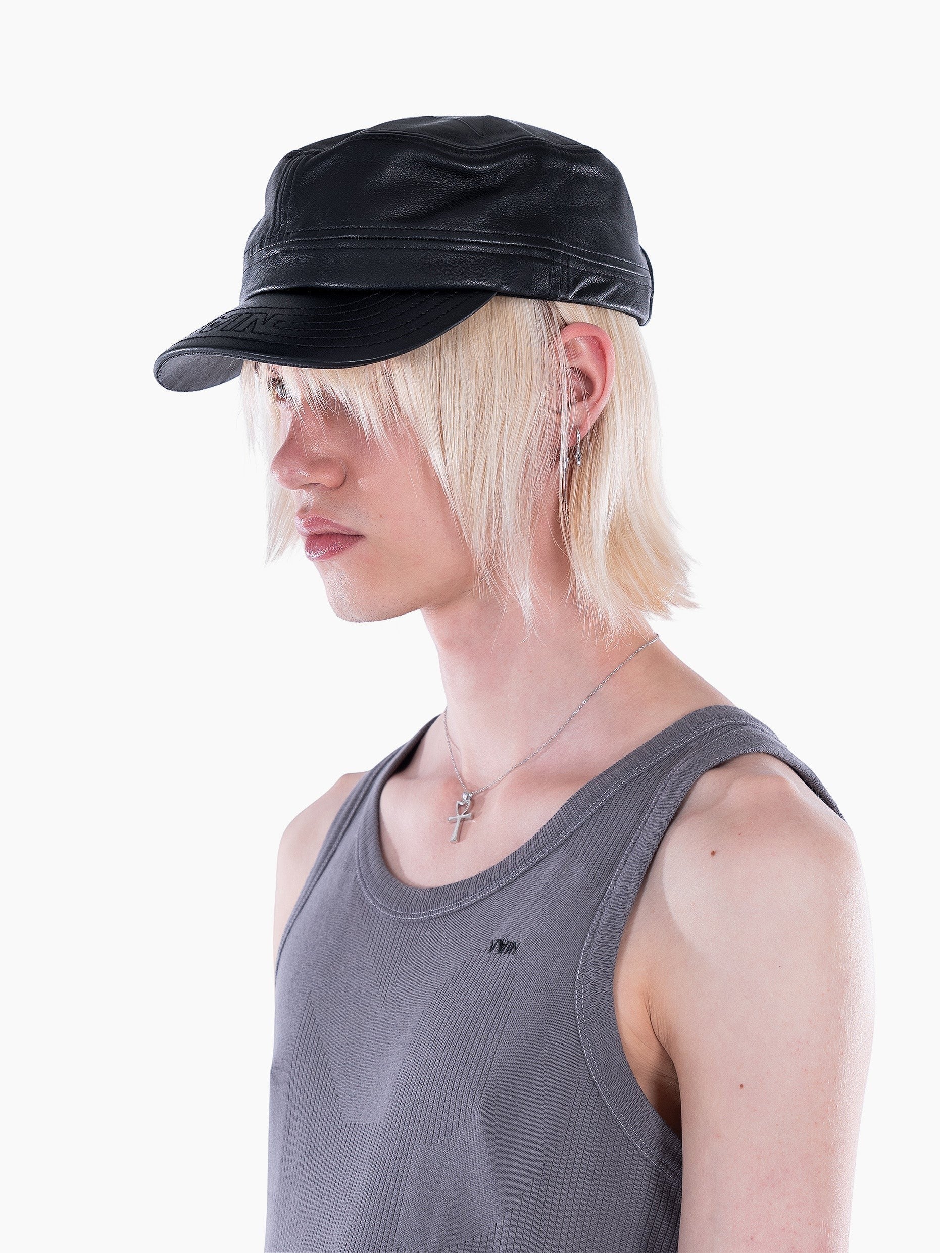 Vain leather cap