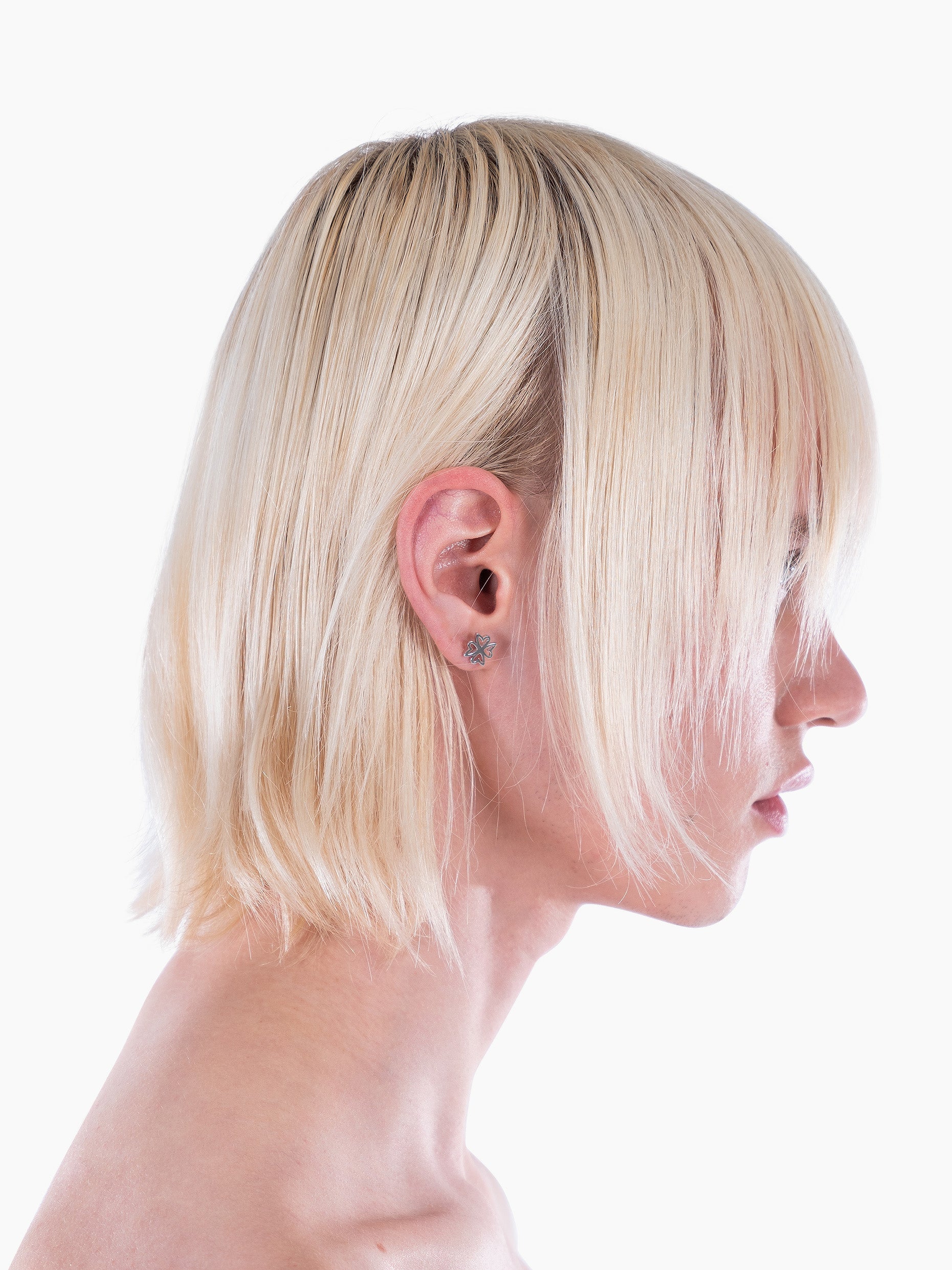 Vain circular heart earrings