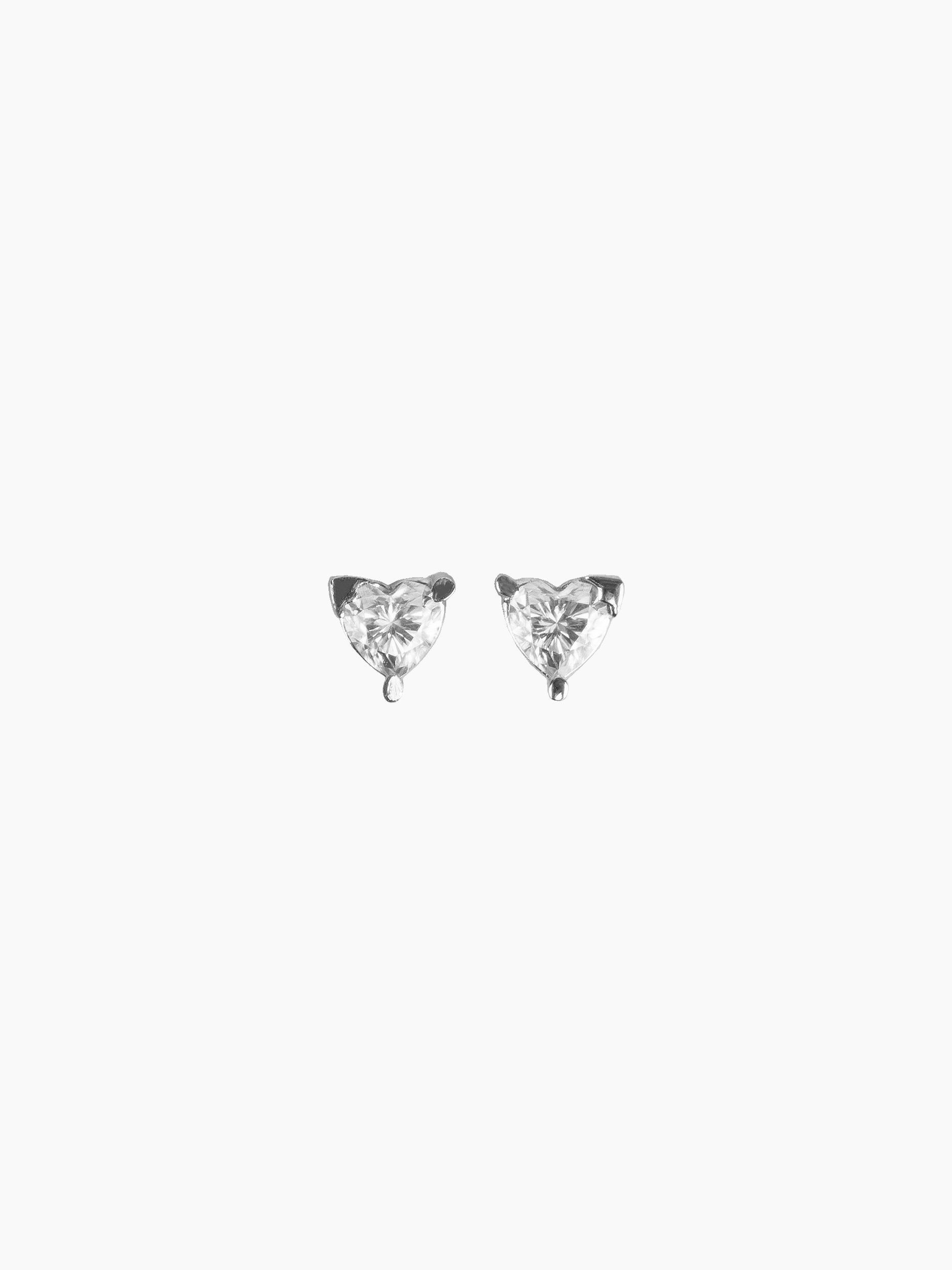 Vain heart stud earrings small