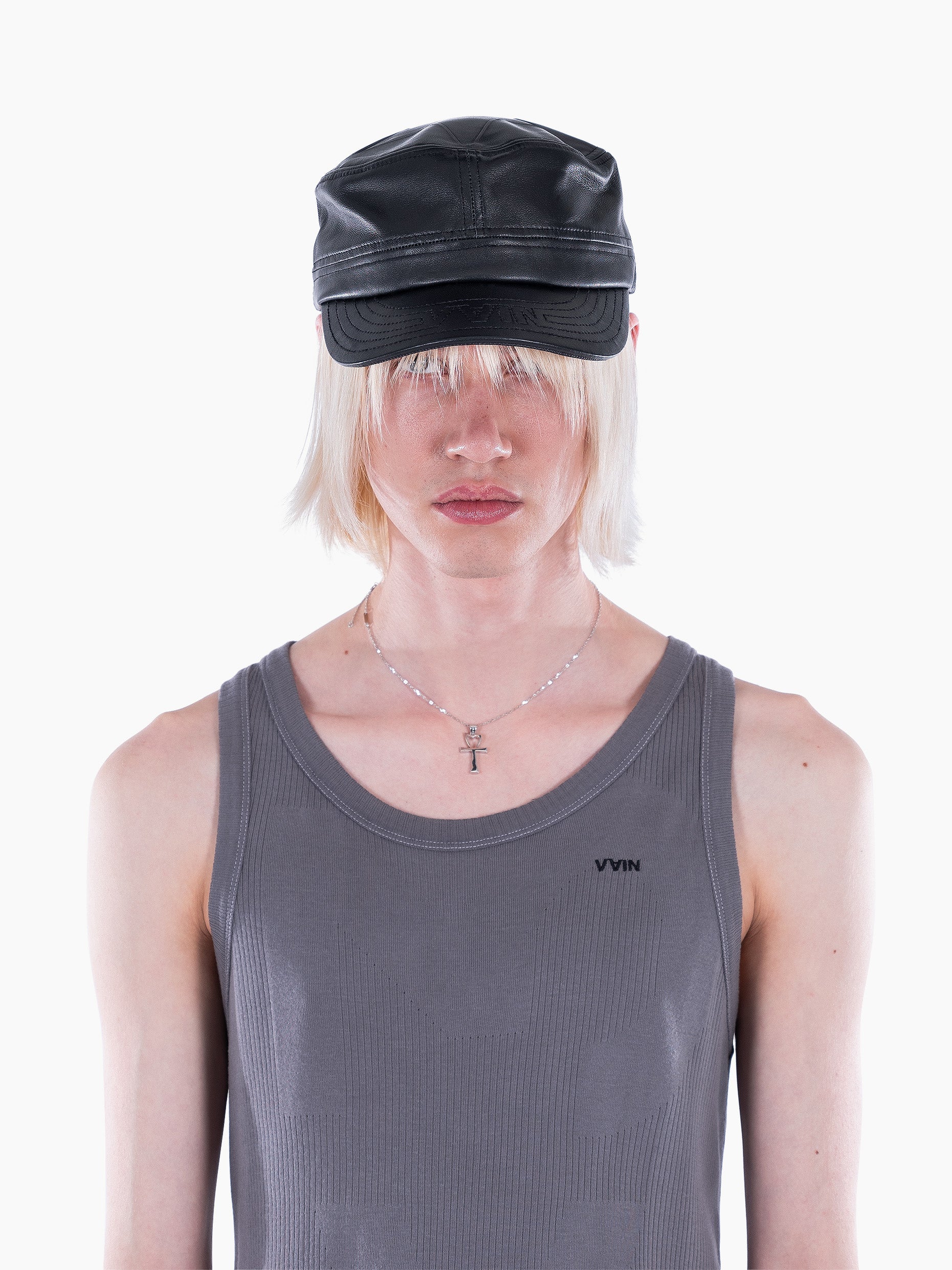 Vain leather cap
