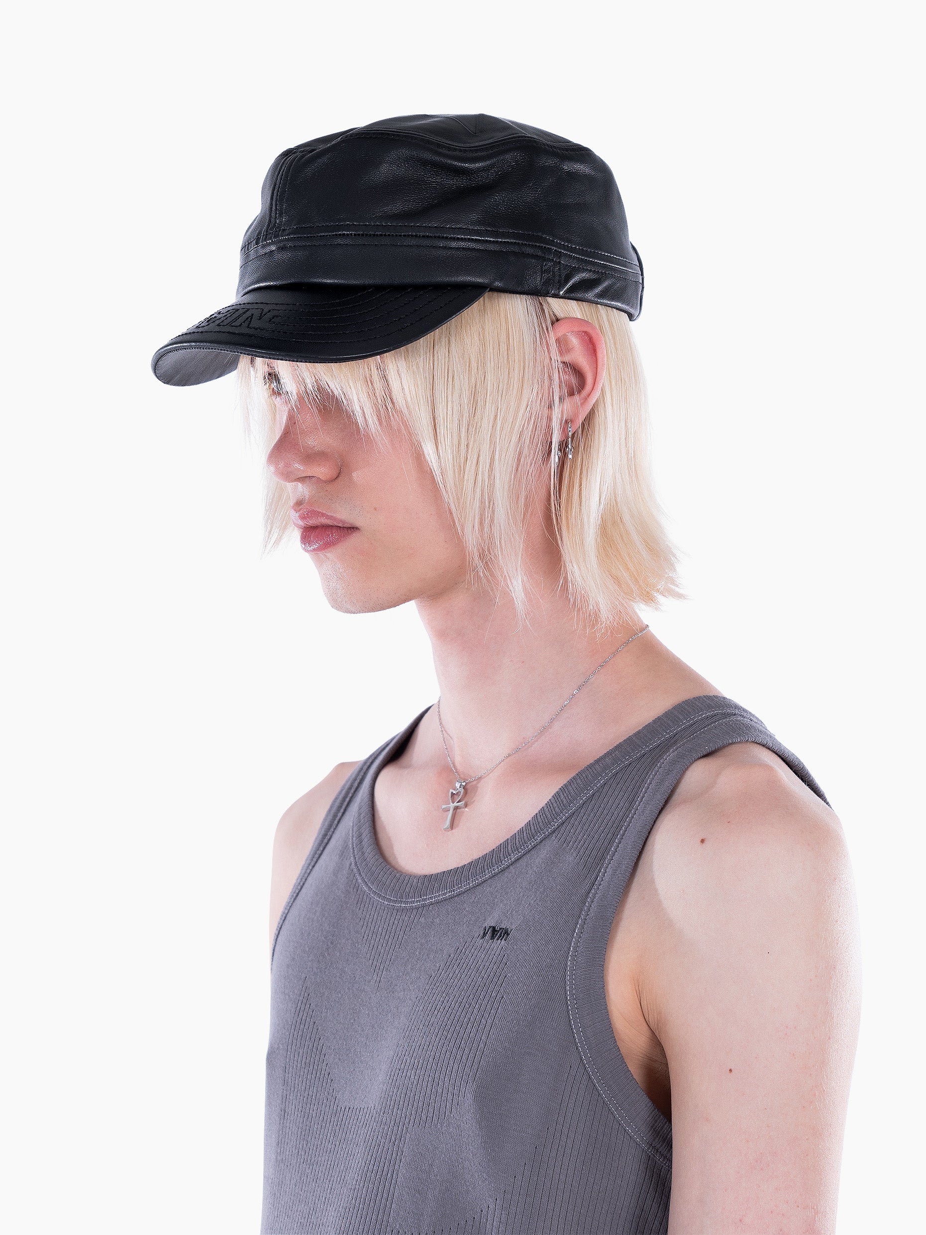 Vain leather cap