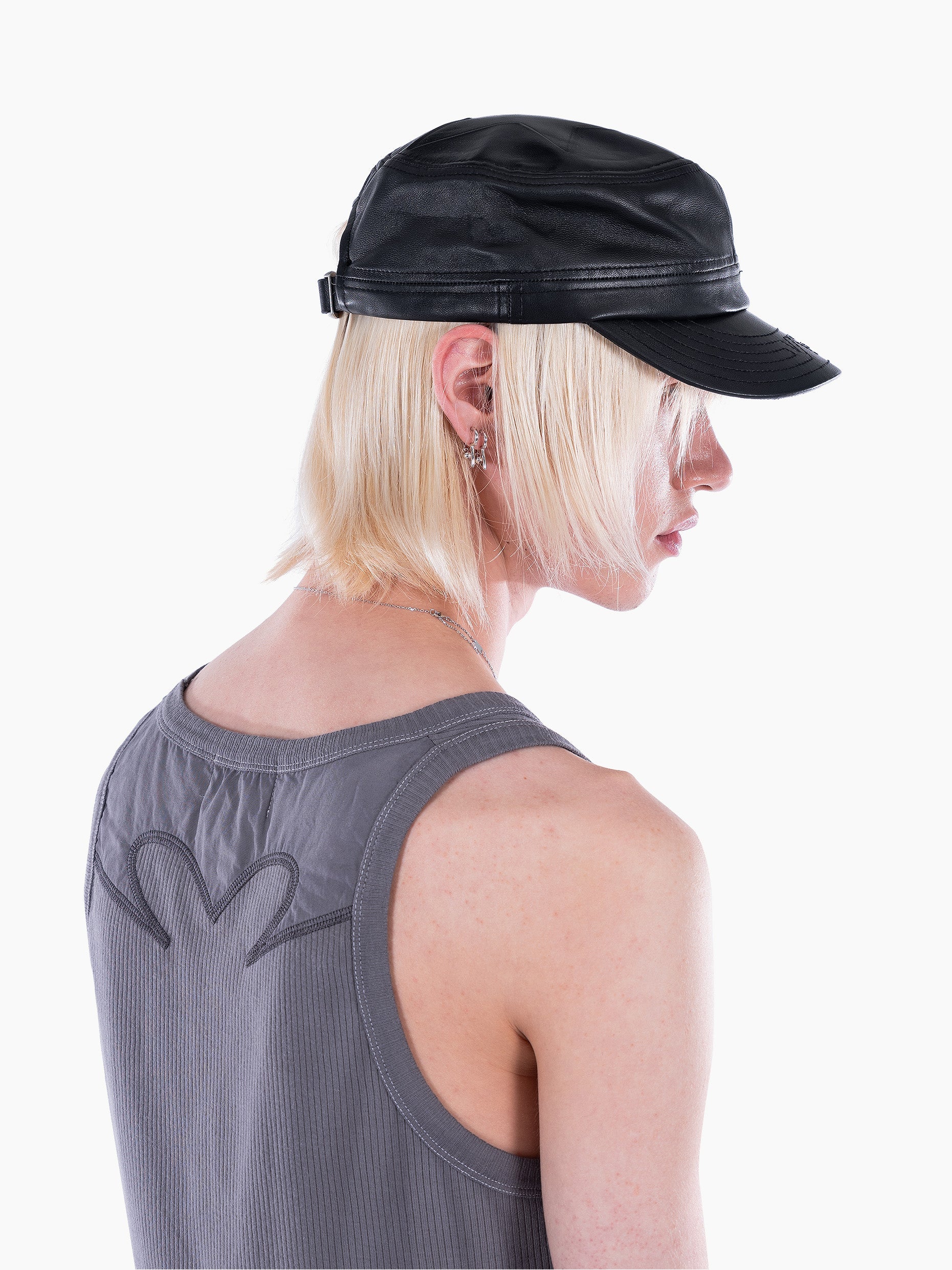 Vain leather cap
