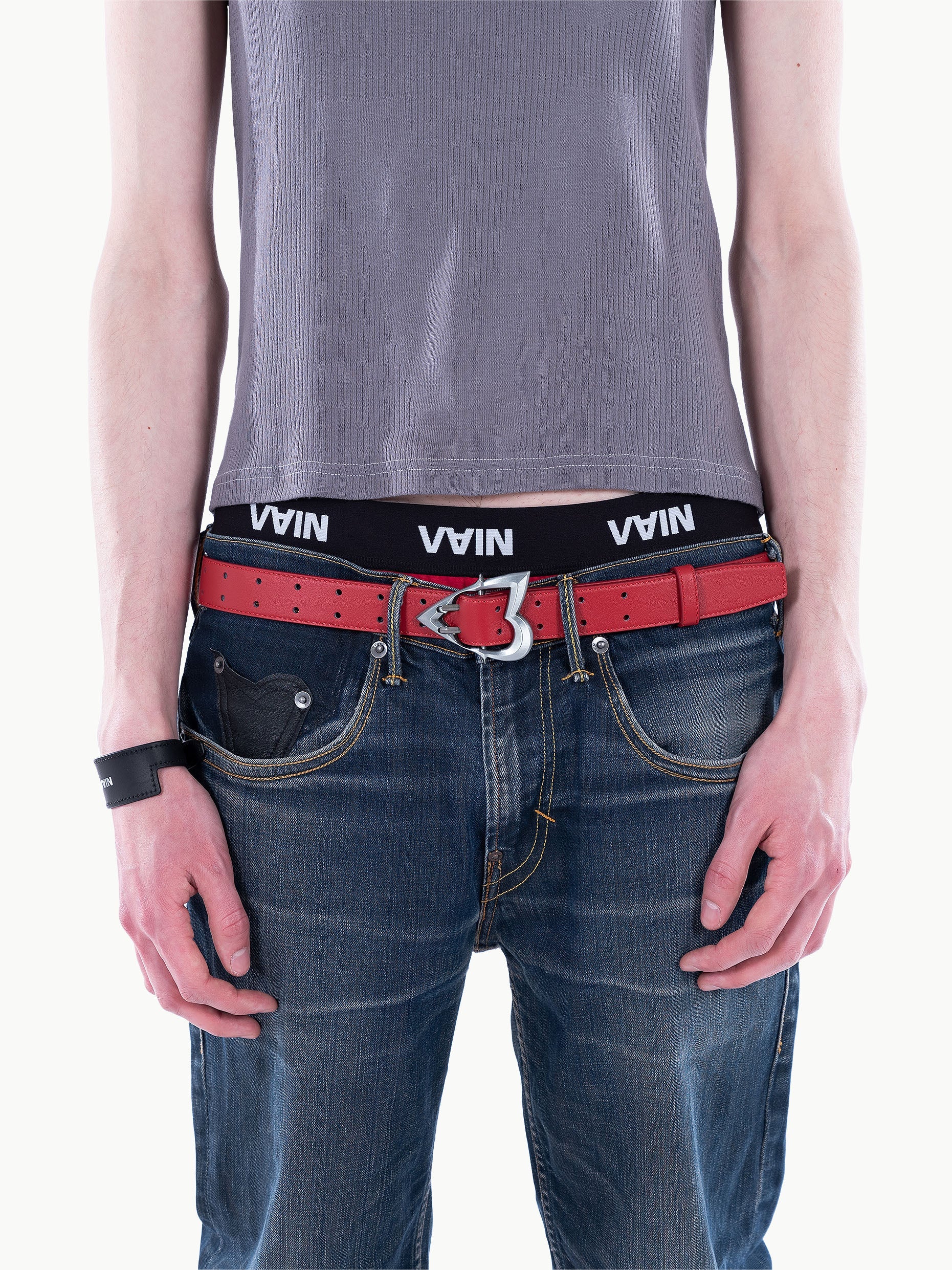 Vain hela belt red